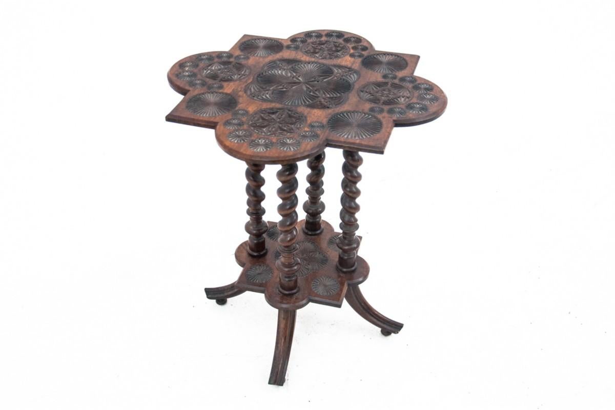 An antique, richly carved table from the end of the 19th century.

Table in very good condition.

Dimensions: height 70 cm / width 62 cm / depth 62 cm