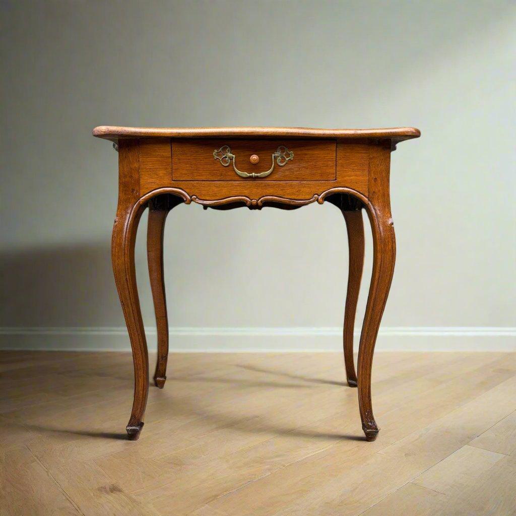 ✓ Stylé et beau
✓ Pratique

Dimensions : 
L : 78cm H : 75cm P : 52cm

Objet : Table ancienne
Numéro d'article : 1009
Provenance : France, Louis Quinze vers 1750
Matériau : Chêne
Couleur : marron
Condit : En très bon état
Caractéristiques : Pieds