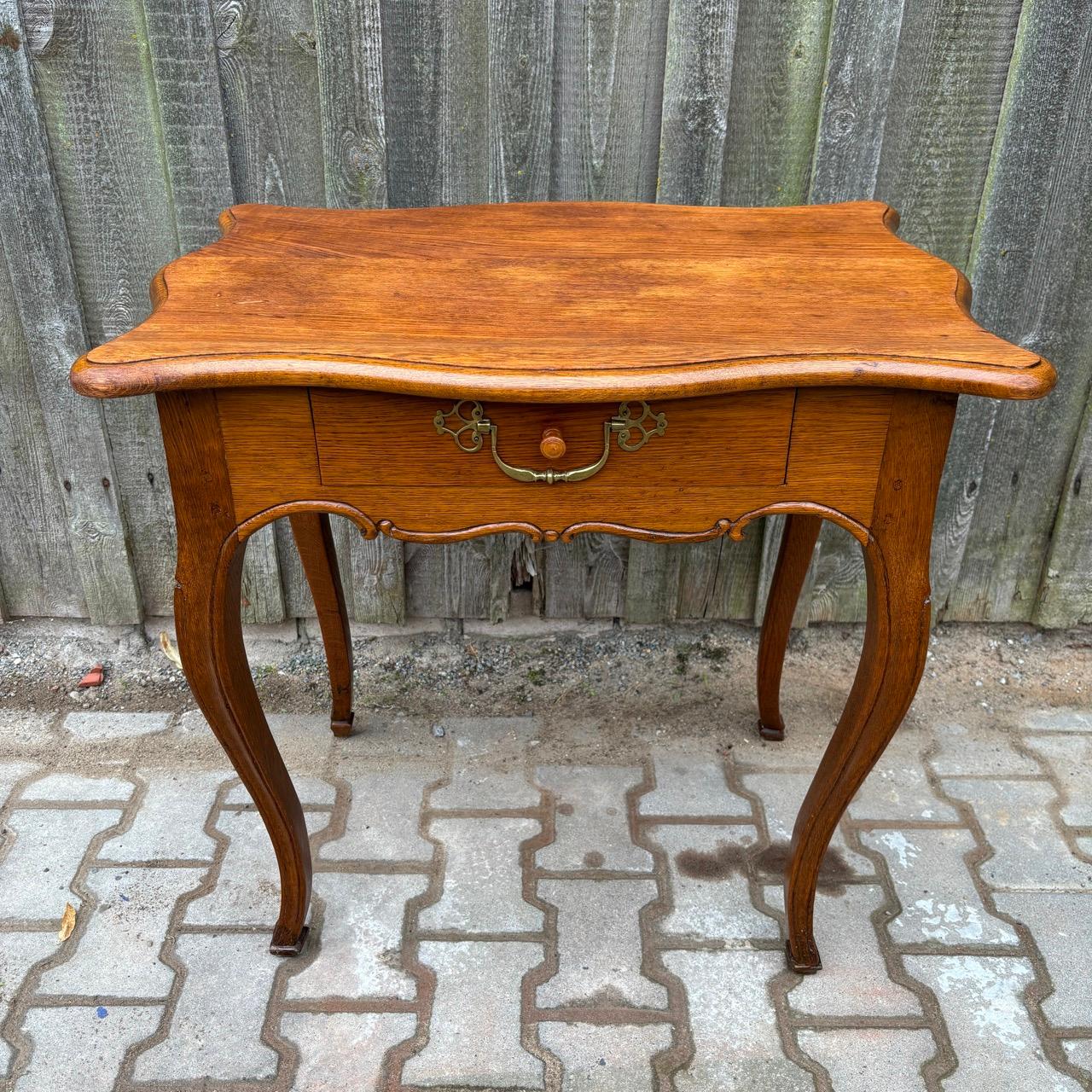 Français Table ancienne  France vers 1750  Chêne massif en vente