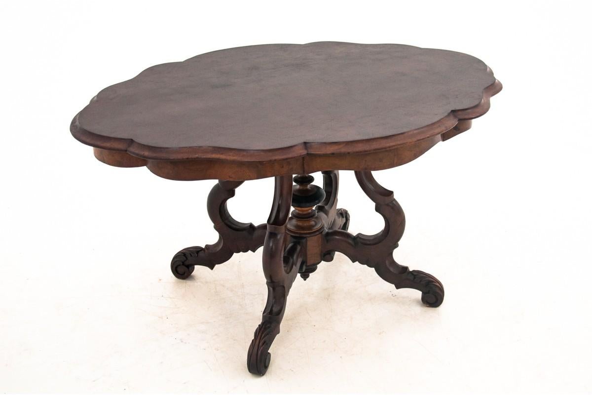 Walnut table, France, 1930.

Dimensions: Height 66 cm / width 120 cm / depth 88 cm.