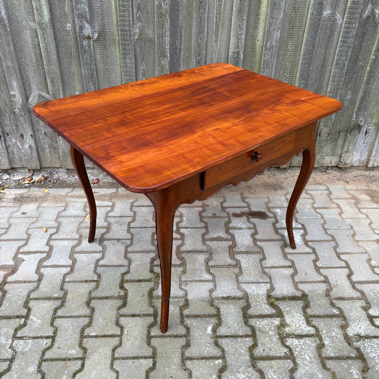 Antiker Tisch  Frankreich  Kirschbaum und Eichenholz Frankreich um 1800 im Angebot 4