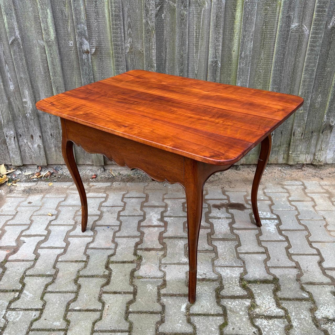 Antiker Tisch  Frankreich  Kirschbaum und Eichenholz Frankreich um 1800 im Angebot 6