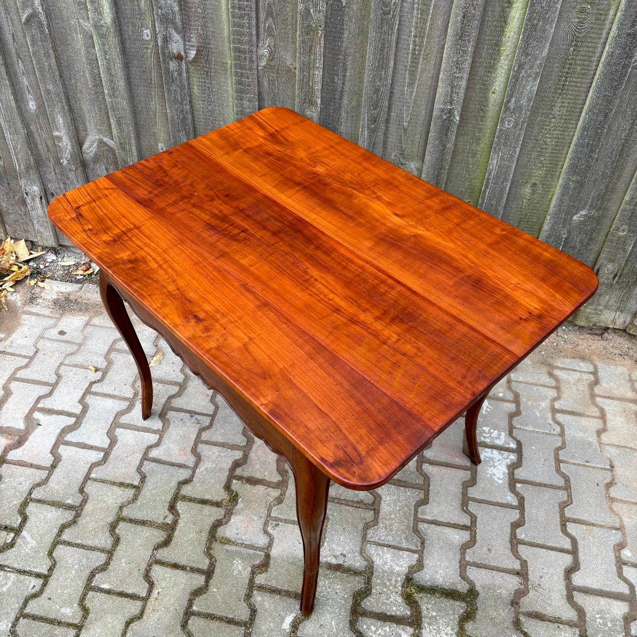Antiker Tisch  Frankreich  Kirschbaum und Eichenholz Frankreich um 1800 im Angebot 9