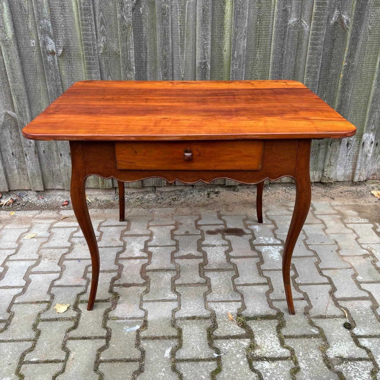Antiker Tisch  Frankreich  Kirschbaum und Eichenholz Frankreich um 1800 (Louis XV.) im Angebot