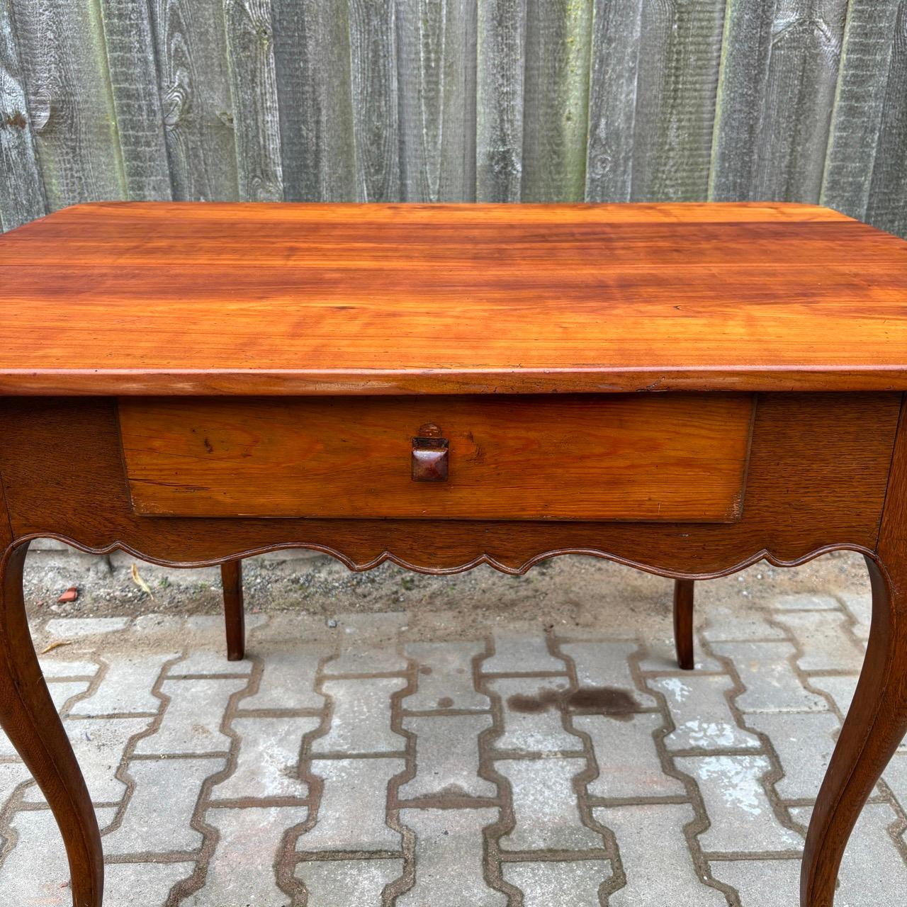 Antiker Tisch  Frankreich  Kirschbaum und Eichenholz Frankreich um 1800 (Französisch) im Angebot