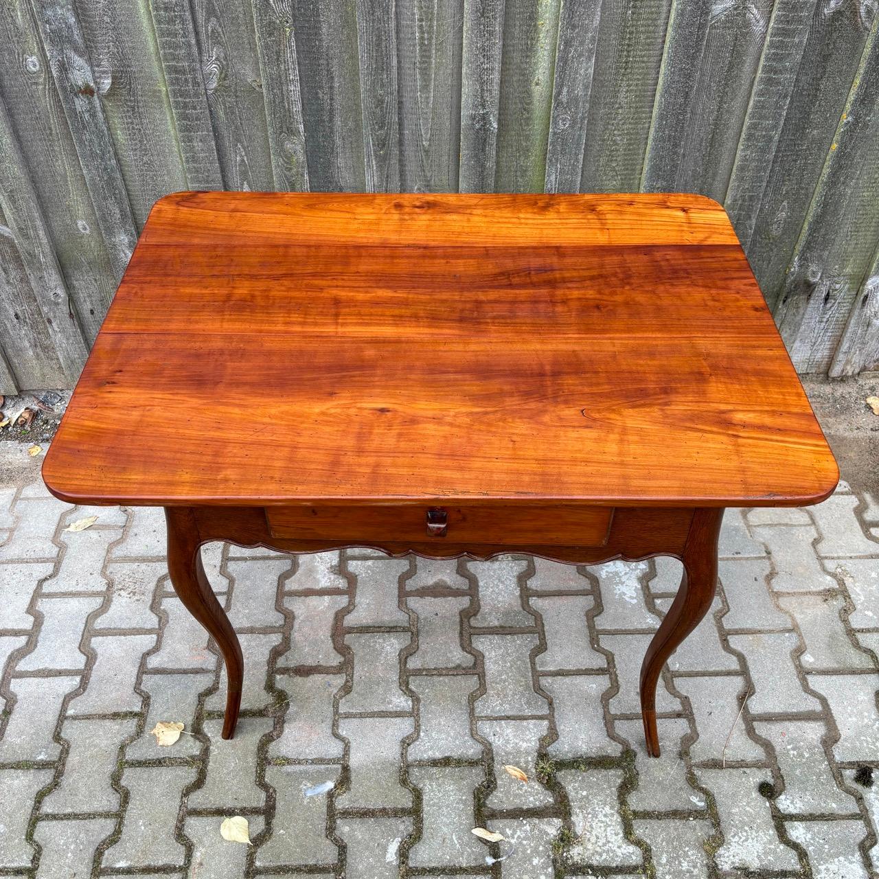 Antiker Tisch  Frankreich  Kirschbaum und Eichenholz Frankreich um 1800 im Angebot 1