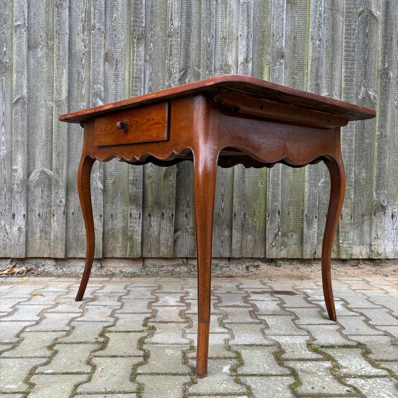 Antiker Tisch  Frankreich  Kirschbaum und Eichenholz Frankreich um 1800 im Angebot 3