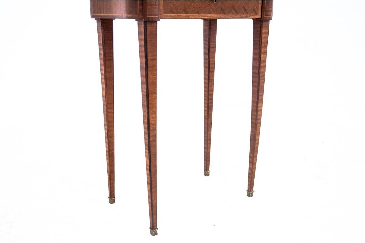 An antique table from the beginning of the 20th century.

Dimensions: height 75 cm / width 58 cm / depth. 36 cm.