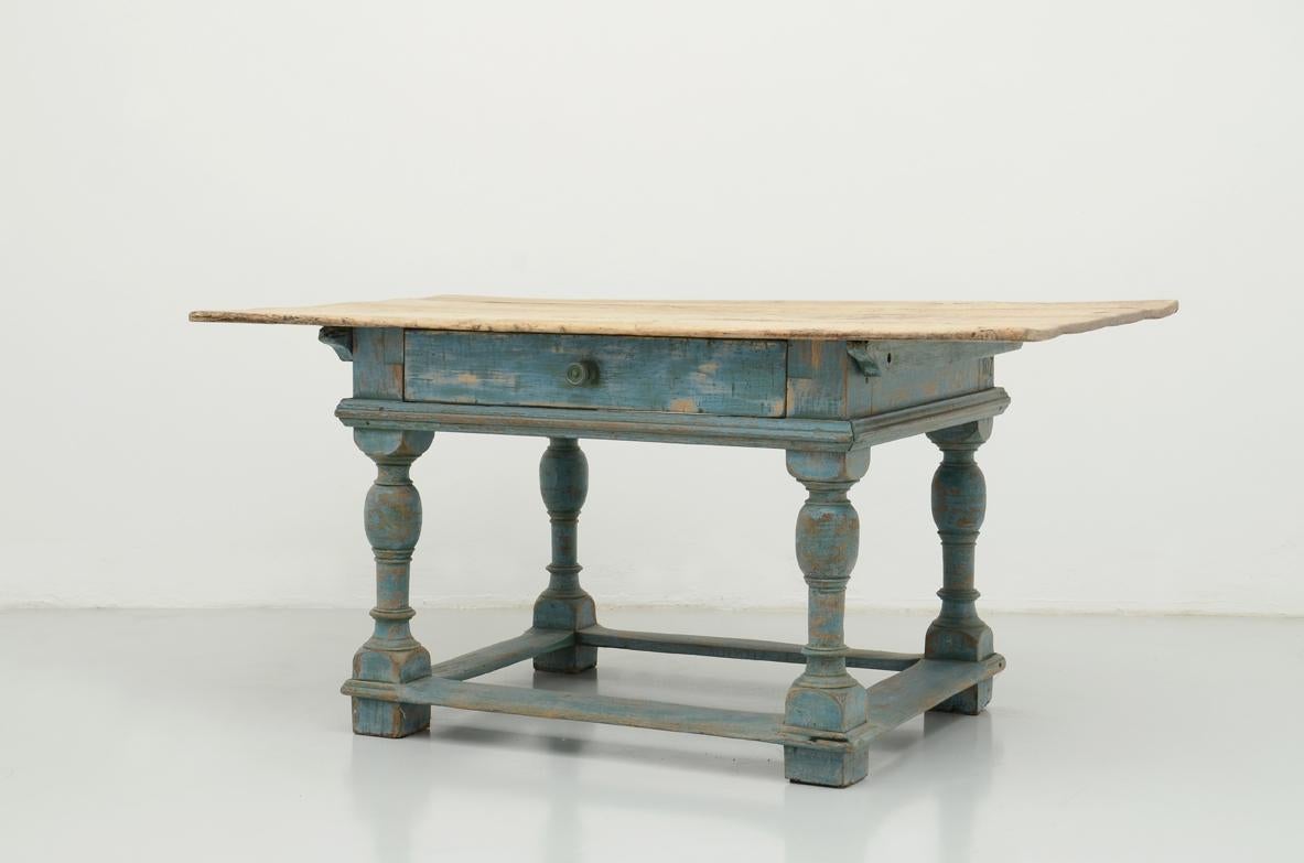 COD-C1208
Table ancienne en bois peint en bleu clair.  Autriche, années 1850.