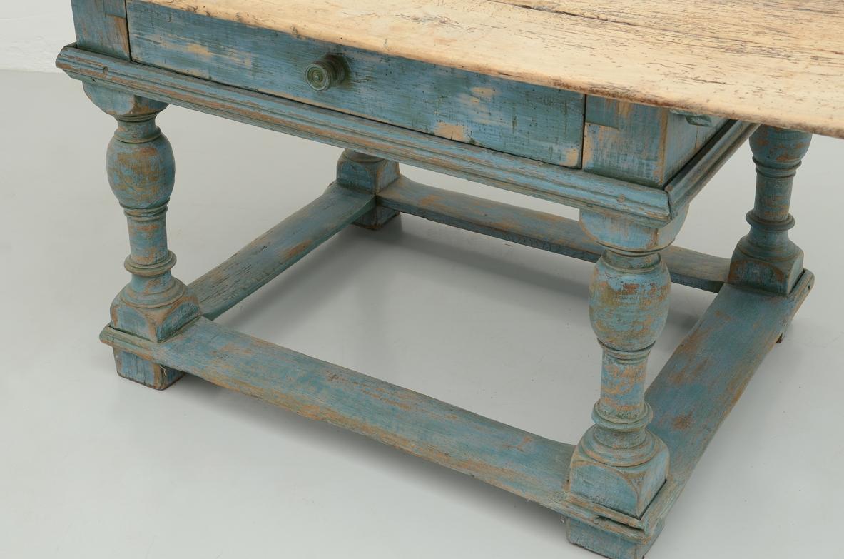 Romantique Table ancienne en bois peint en vente