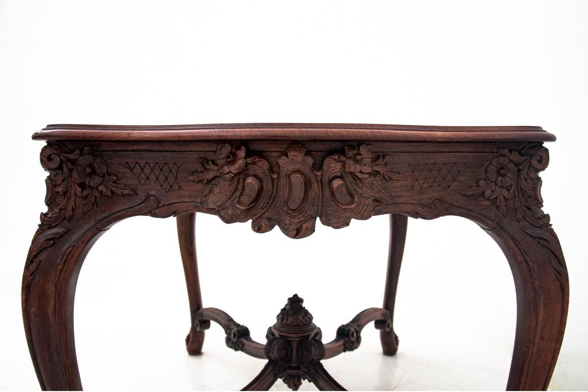 Antique table from the end of the 19th century.

Year: circa 1880

Origin: France

Wood: Walnut

Dimensions: Height 73 cm, width 118 cm, depth 84 cm.