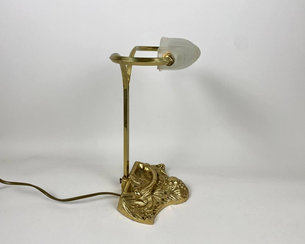 Art Déco Lampada da tavolo antica Arte Deco bronzo dorato e smerigliato, Francia, anni '20 in vendita