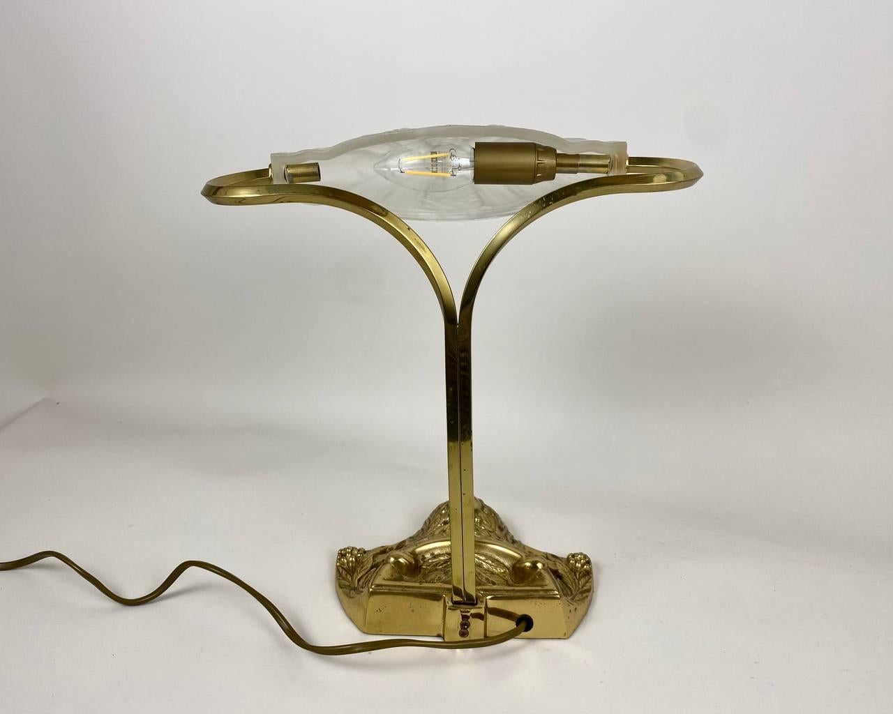 Francese Lampada da tavolo antica Arte Deco bronzo dorato e smerigliato, Francia, anni '20 in vendita