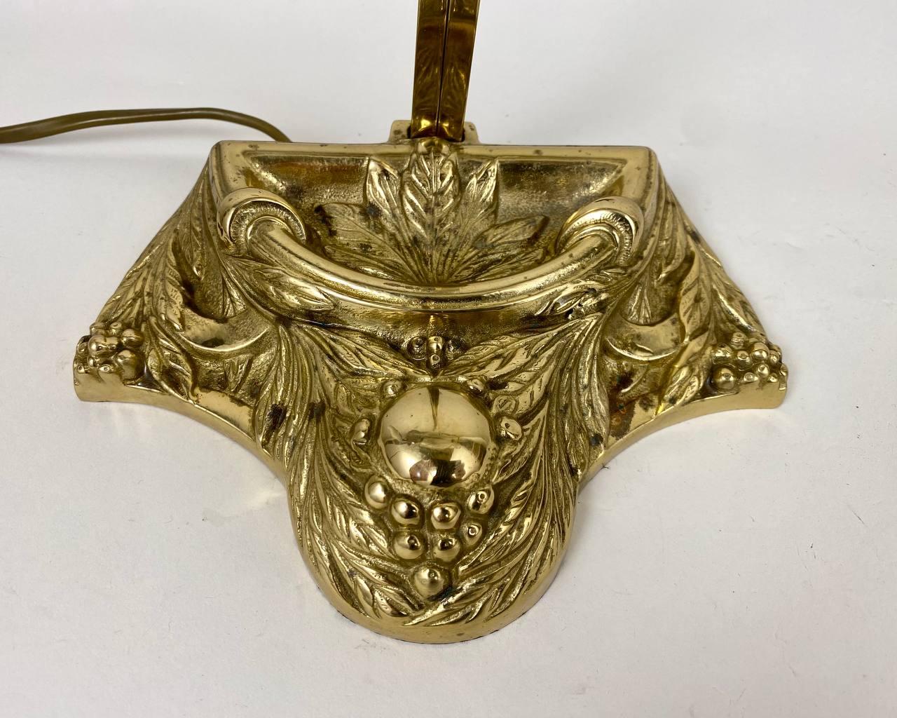 Inizio XX secolo Lampada da tavolo antica Arte Deco bronzo dorato e smerigliato, Francia, anni '20 in vendita