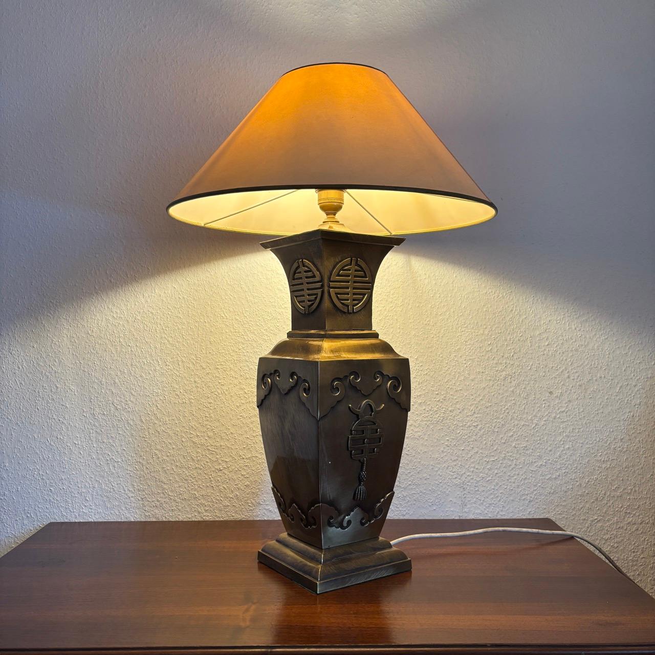 Lampada da tavolo antica  Asia  Ottone in vendita 6