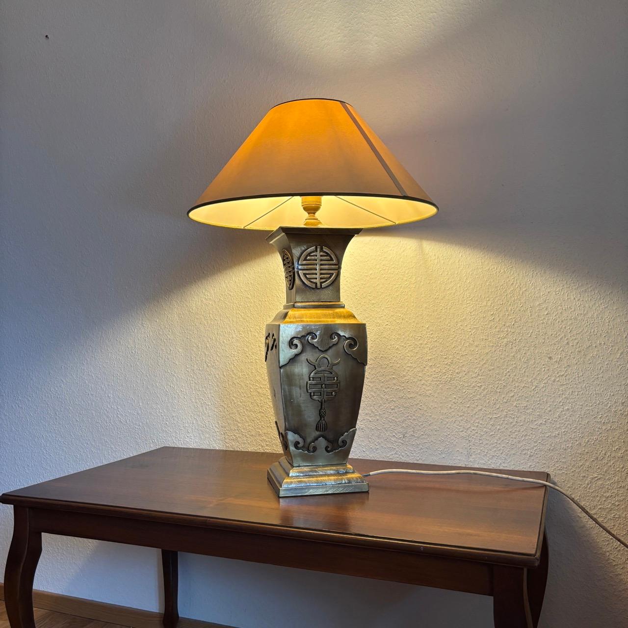 Lampada da tavolo antica  Asia  Ottone in vendita 9