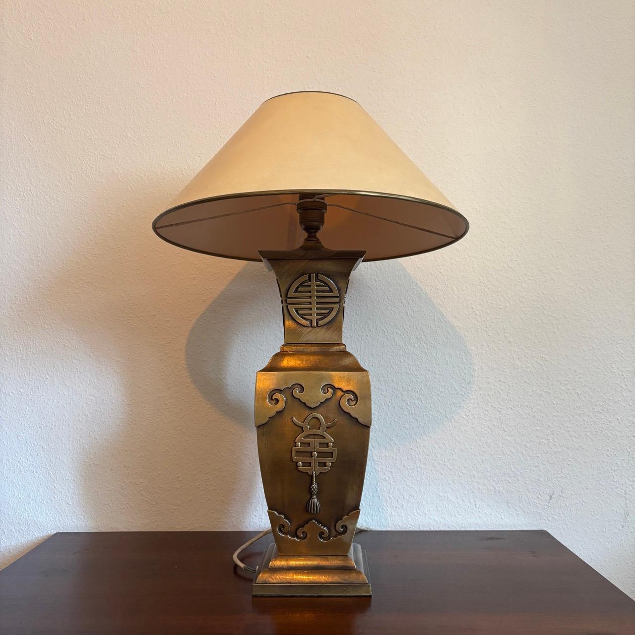 ✓ Lampada a forma di dichiarazione!
✓ Ottone solido e di alta qualità
✓ Elegante e raffinato

Dimensioni:
L: 16cm H: 50cm P: 16cm (senza paralume)
Diametro del paralume: 46 cm

Articolo: Lampada da tavolo antica  Lampada asiatica in ottone
Codice