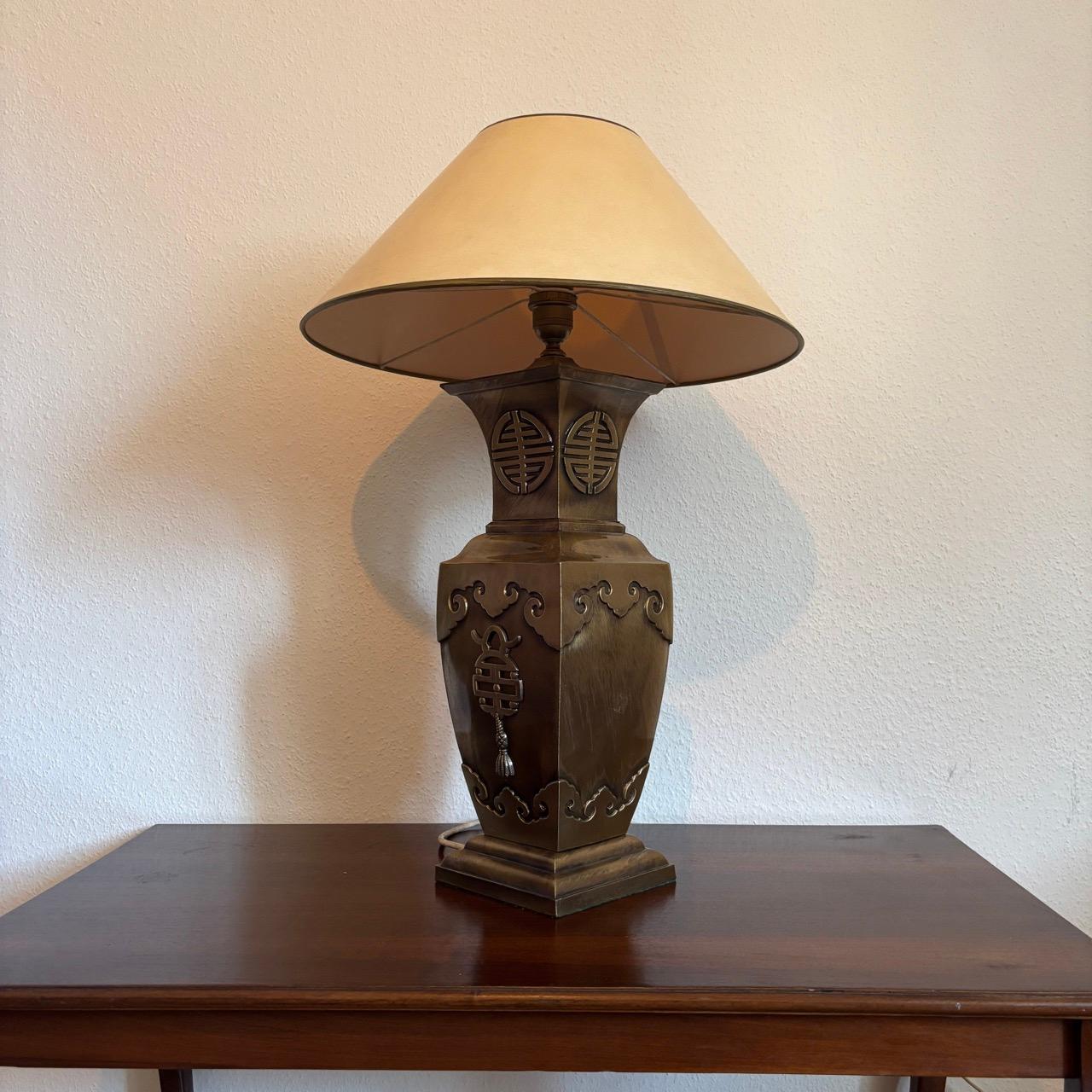 Lampada da tavolo antica  Asia  Ottone in vendita 2