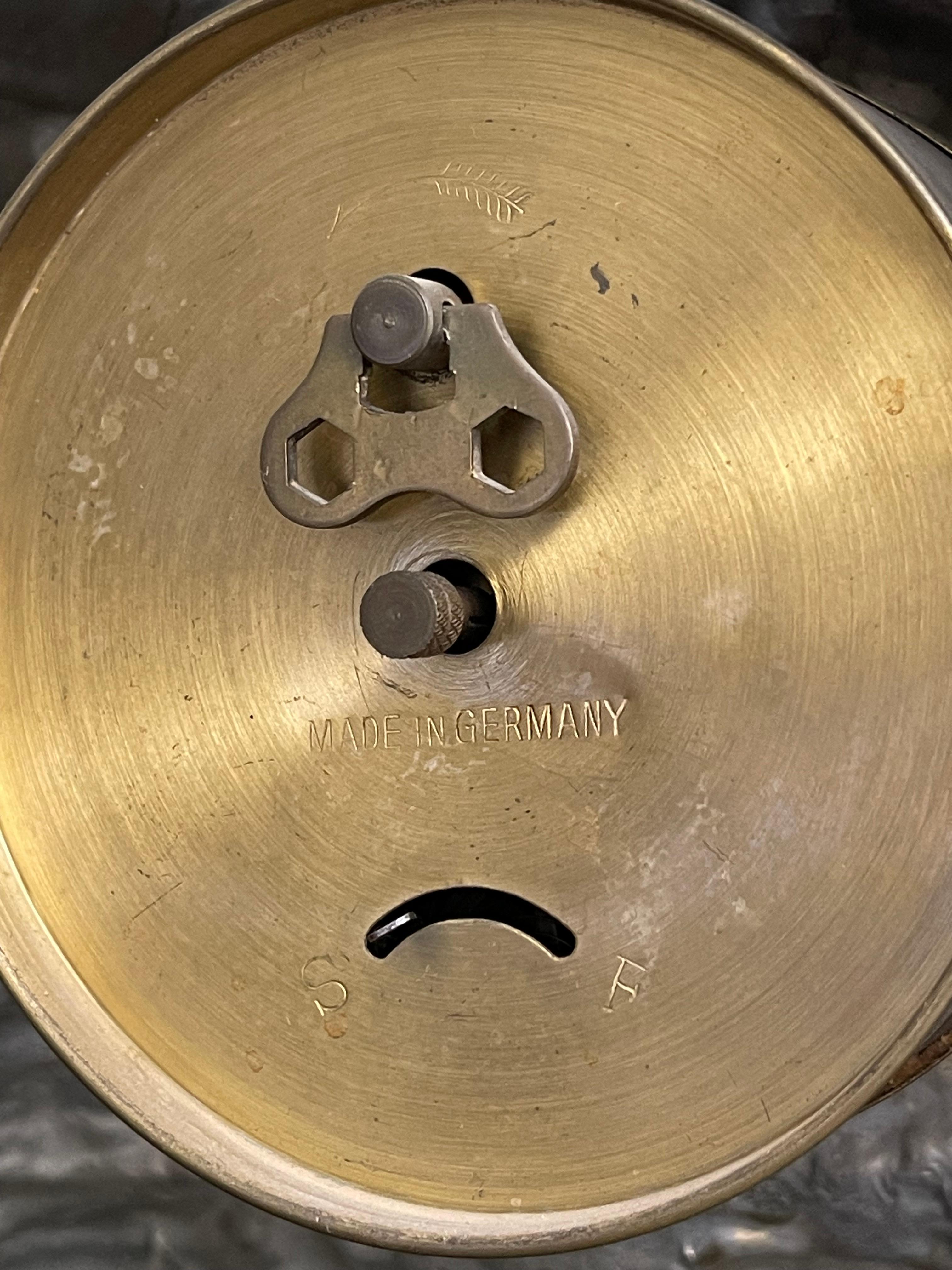 Ancienne lampe de table en laiton, ensemble d'horloge sculpturale à trois pièces d'Auguste Moreau en vermeil en vente 3