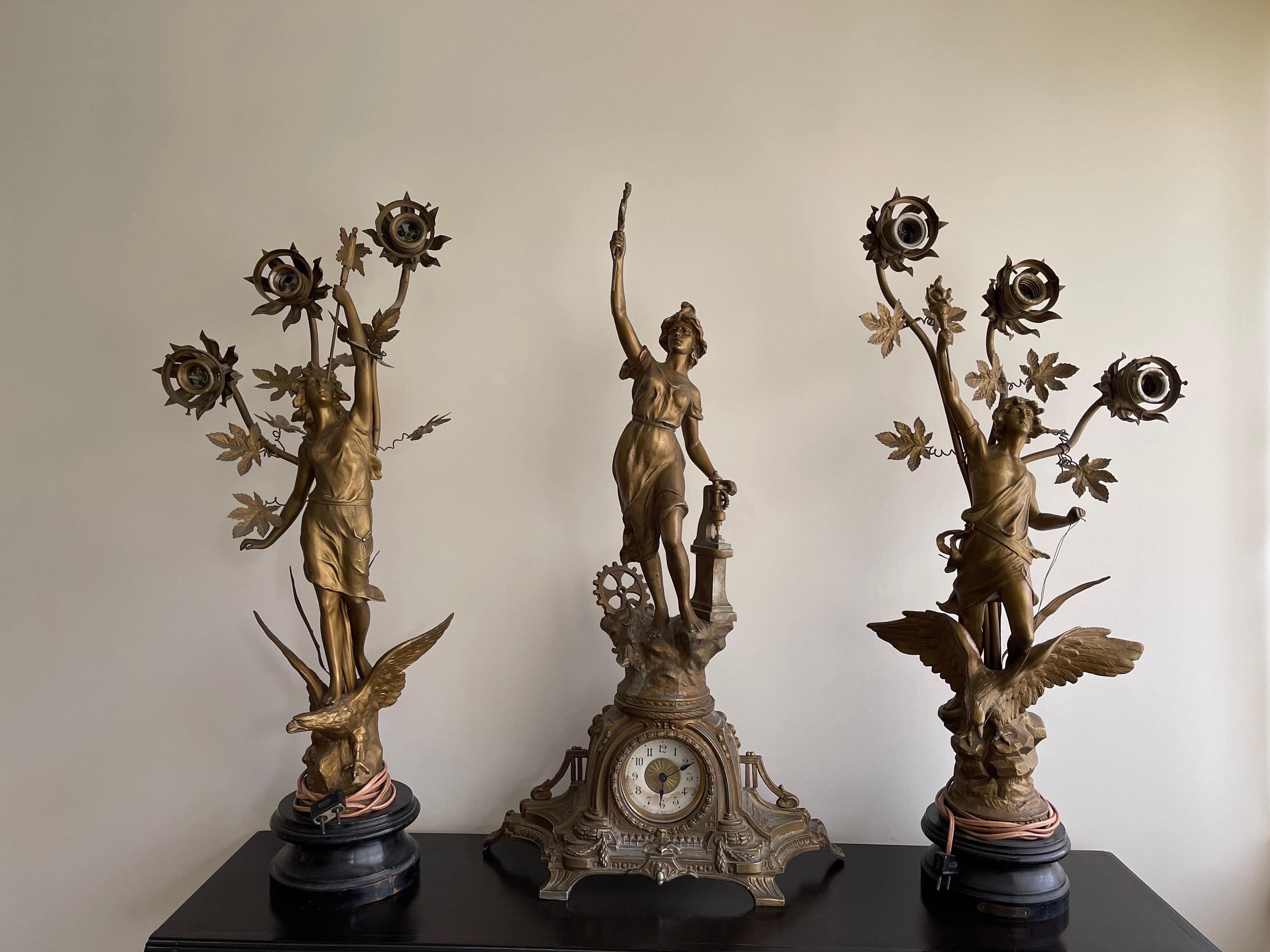 Ancienne lampe de table en laiton, ensemble d'horloge sculpturale à trois pièces d'Auguste Moreau en vermeil en vente 7