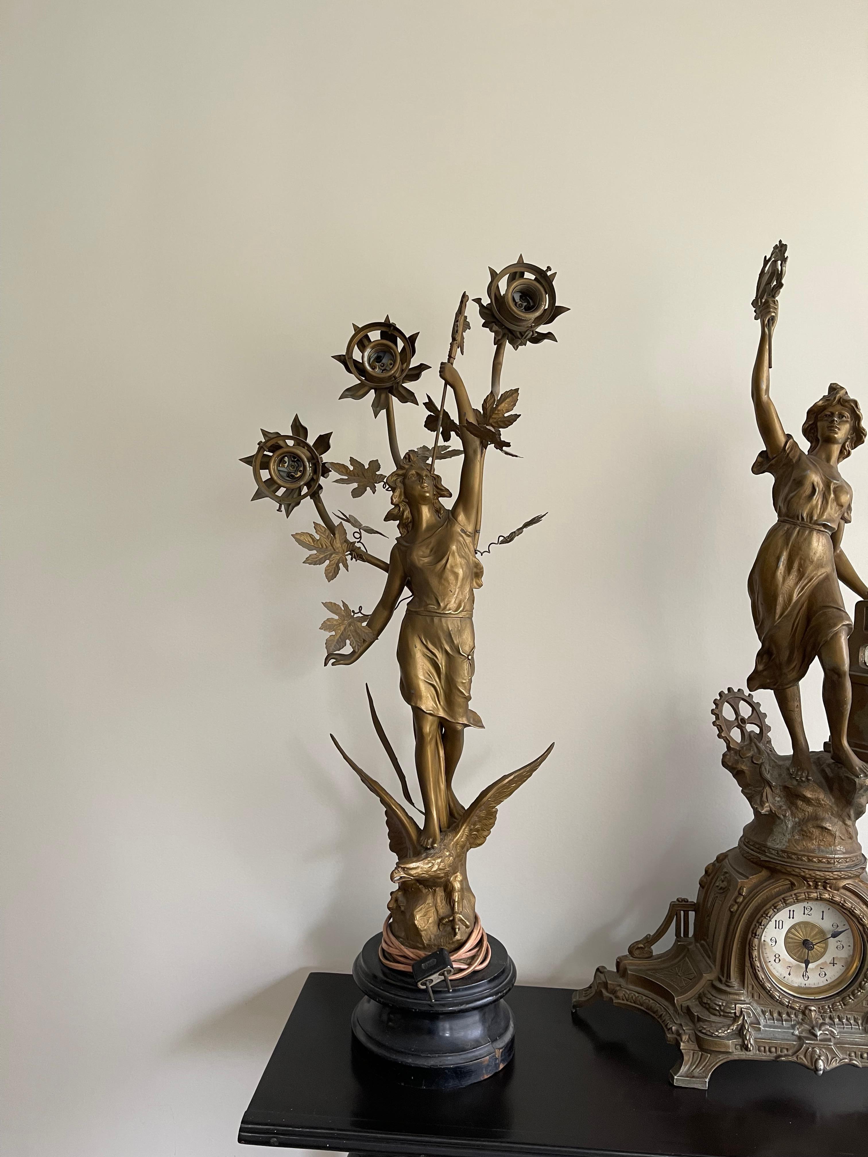 Ancienne lampe de table en laiton, ensemble d'horloge sculpturale à trois pièces d'Auguste Moreau en vermeil en vente 8
