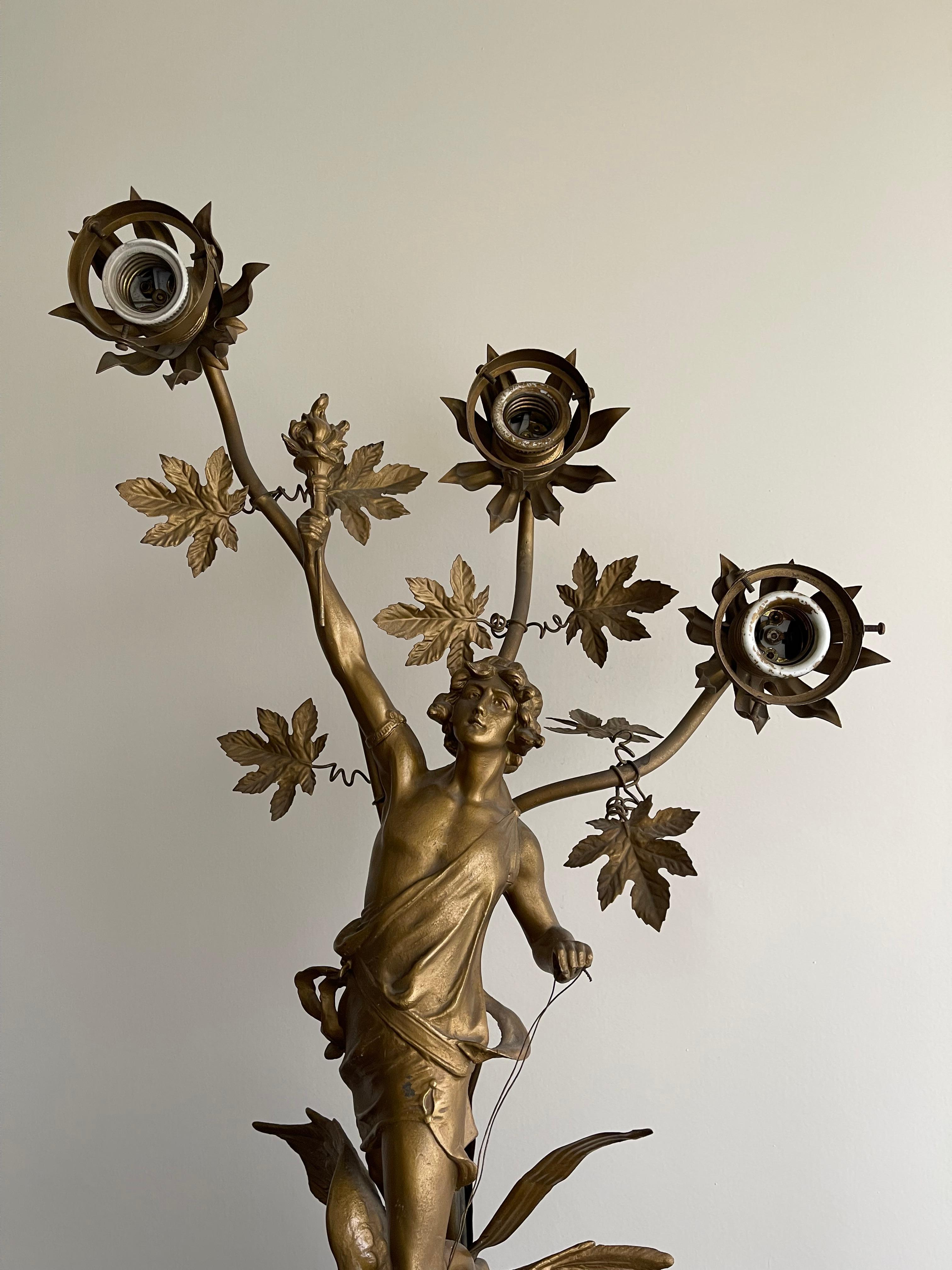 Ancienne lampe de table en laiton, ensemble d'horloge sculpturale à trois pièces d'Auguste Moreau en vermeil en vente 11