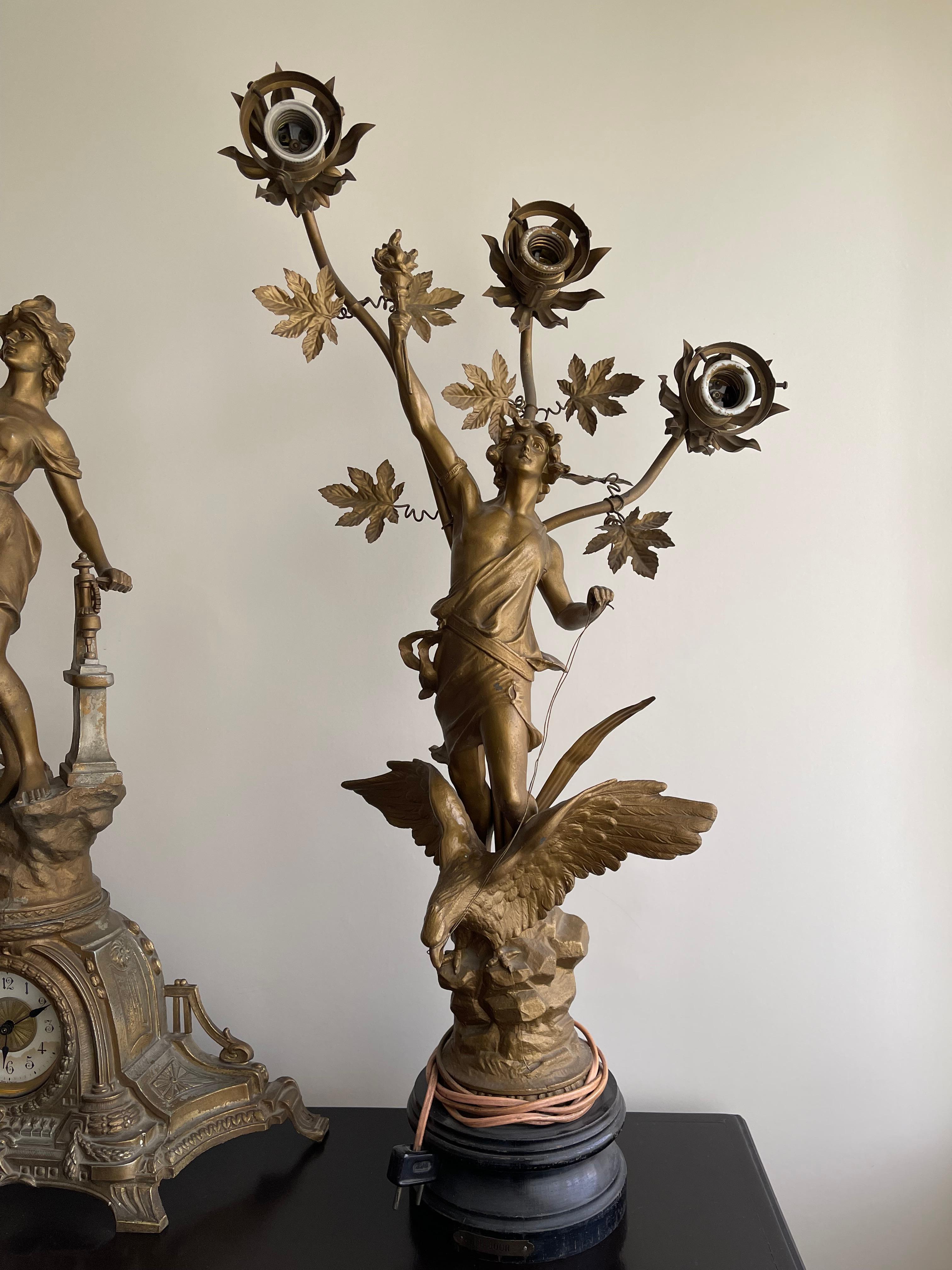 Ancienne lampe de table en laiton, ensemble d'horloge sculpturale à trois pièces d'Auguste Moreau en vermeil en vente 12