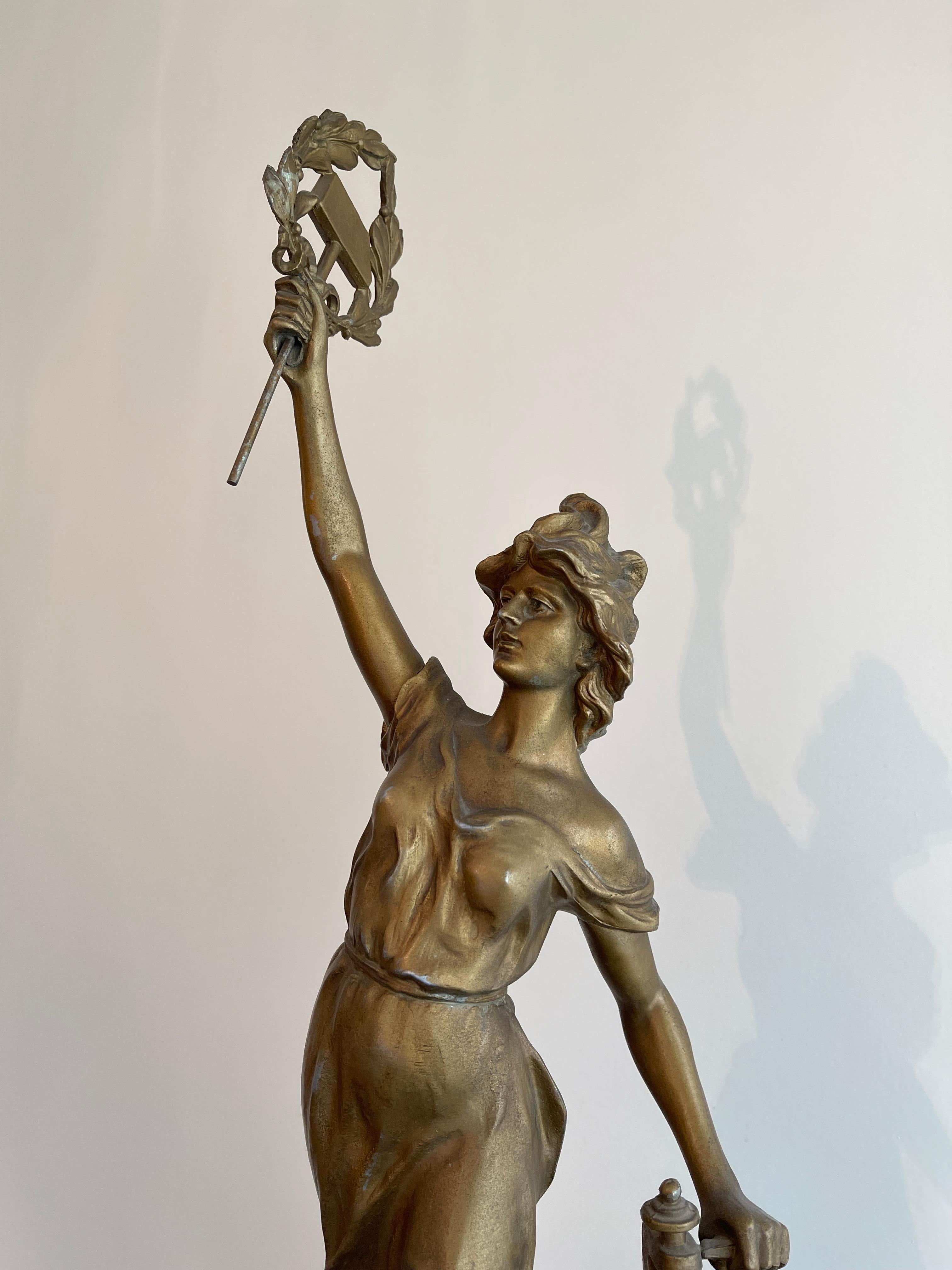 Art nouveau Ancienne lampe de table en laiton, ensemble d'horloge sculpturale à trois pièces d'Auguste Moreau en vermeil en vente