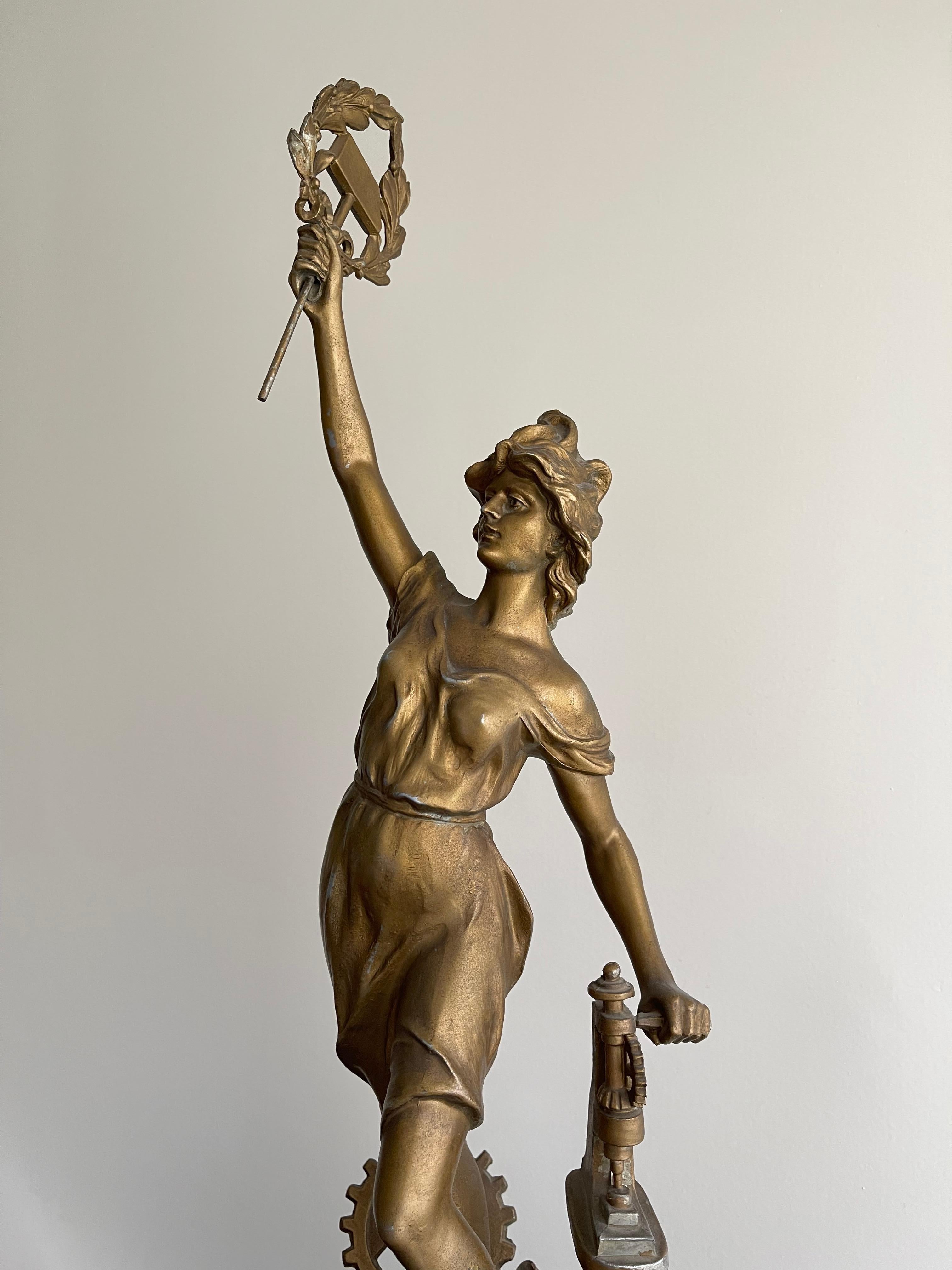 Allemand Ancienne lampe de table en laiton, ensemble d'horloge sculpturale à trois pièces d'Auguste Moreau en vermeil en vente