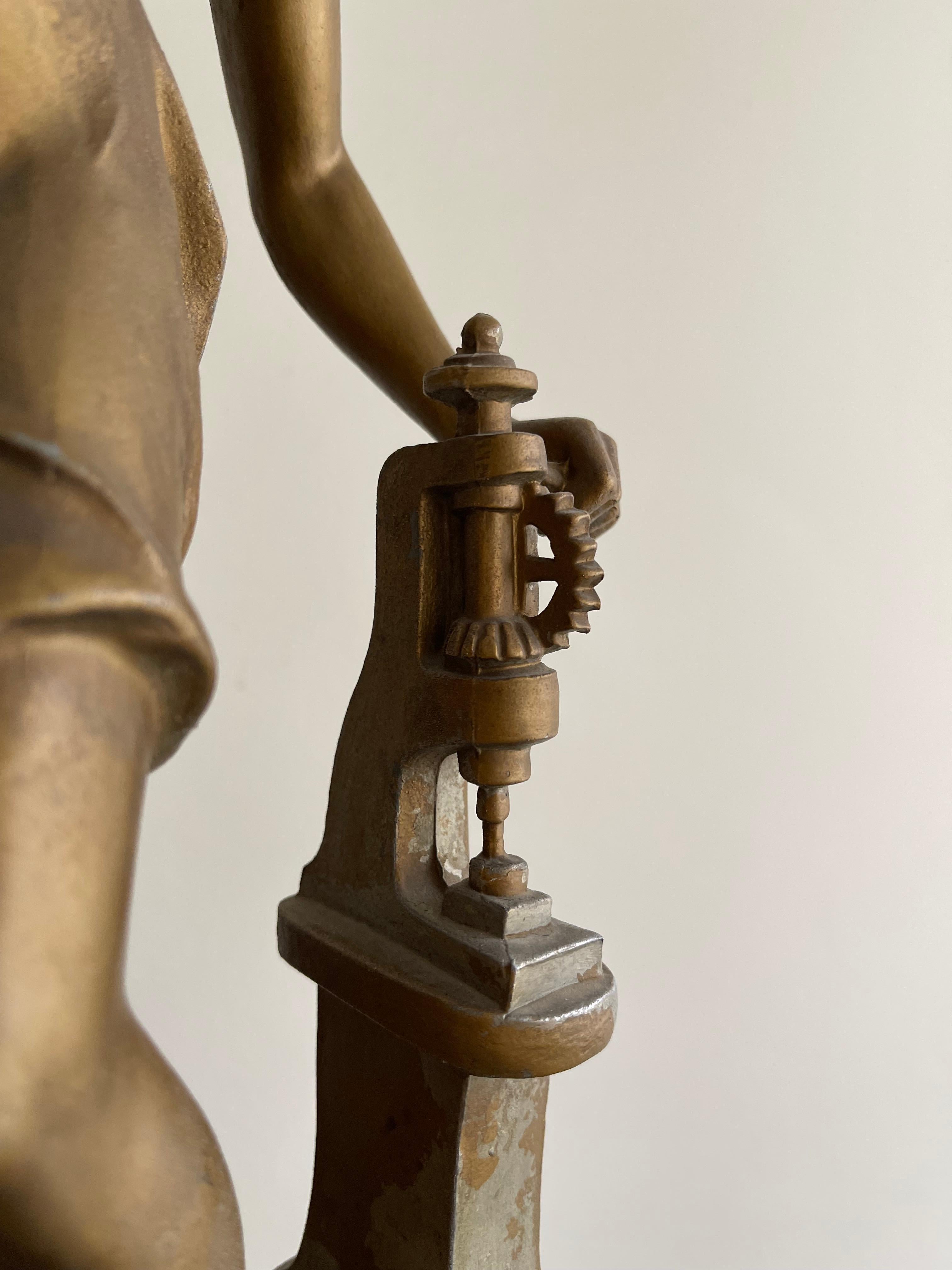 Ancienne lampe de table en laiton, ensemble d'horloge sculpturale à trois pièces d'Auguste Moreau en vermeil Excellent état - En vente à Wembley, GB