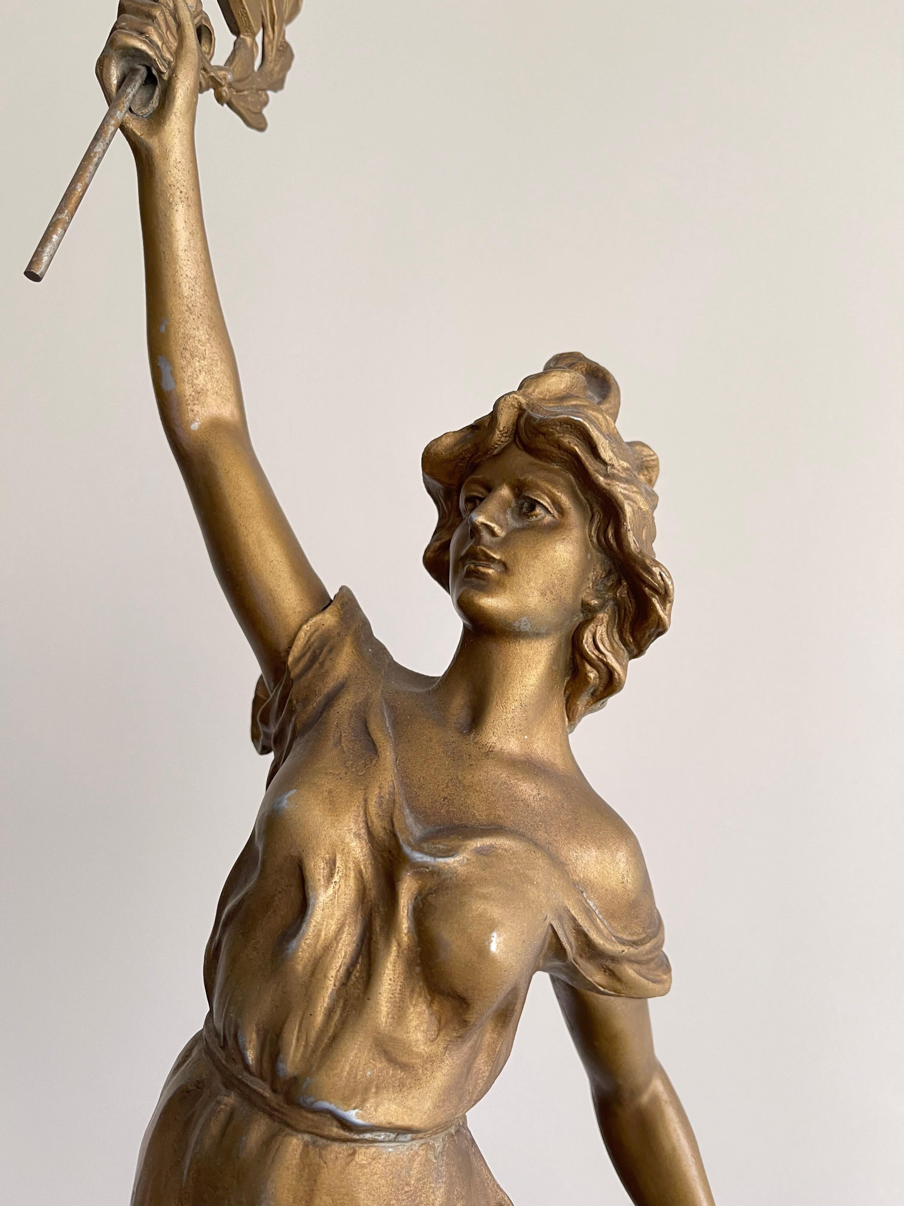 Milieu du XIXe siècle Ancienne lampe de table en laiton, ensemble d'horloge sculpturale à trois pièces d'Auguste Moreau en vermeil en vente