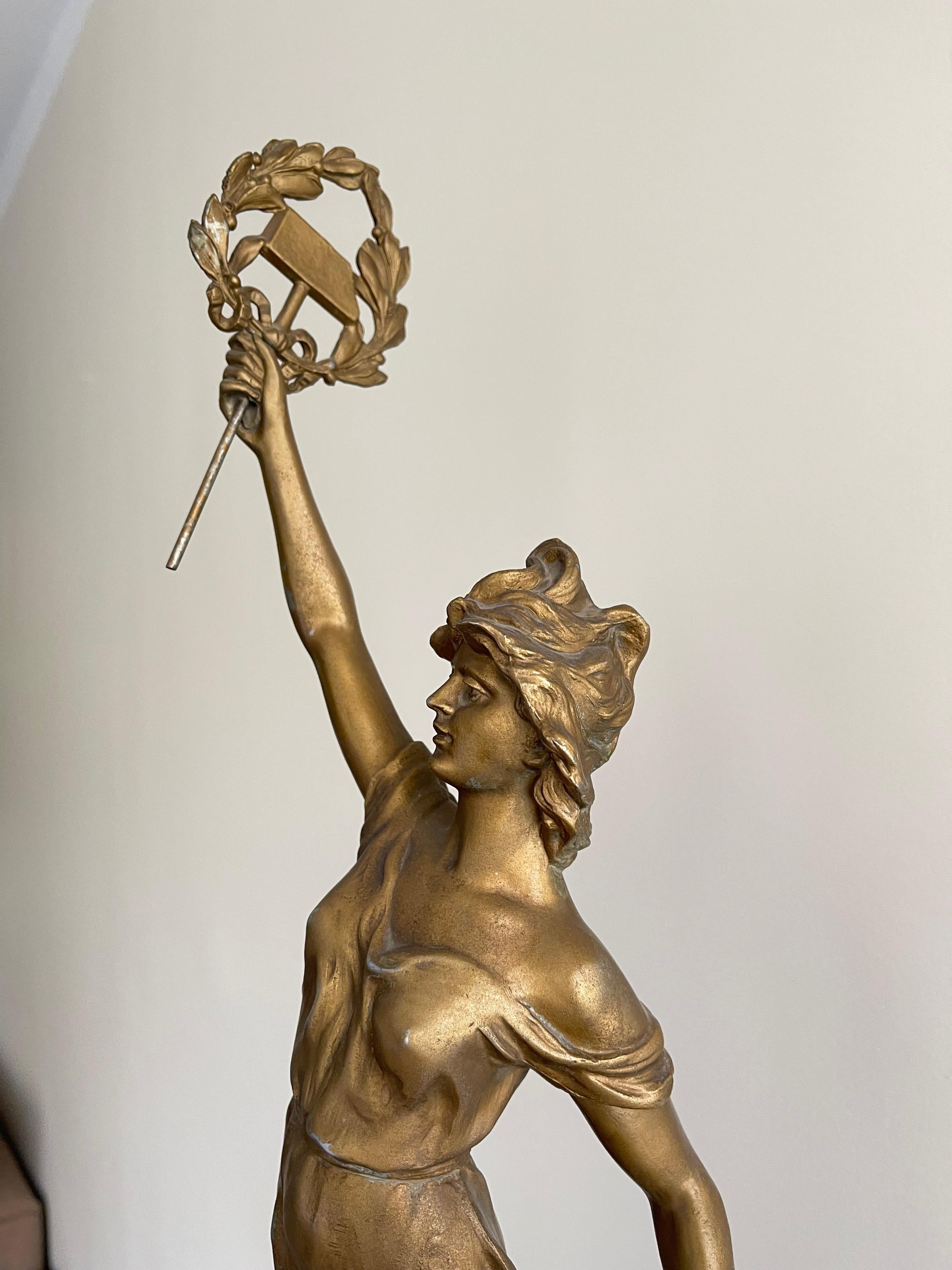 Métal Ancienne lampe de table en laiton, ensemble d'horloge sculpturale à trois pièces d'Auguste Moreau en vermeil en vente