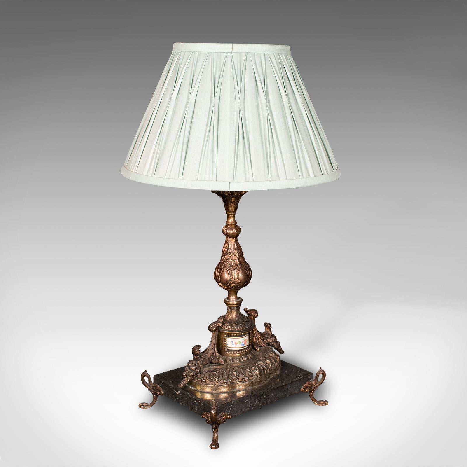 
Se trata de una lámpara de mesa antigua. Lámpara de centro de mesa francesa, de metal dorado y mármol, de la época eduardiana, hacia 1910.

Lámpara antigua deliciosamente ornamentada con una proporción considerable
Presenta una deseable pátina