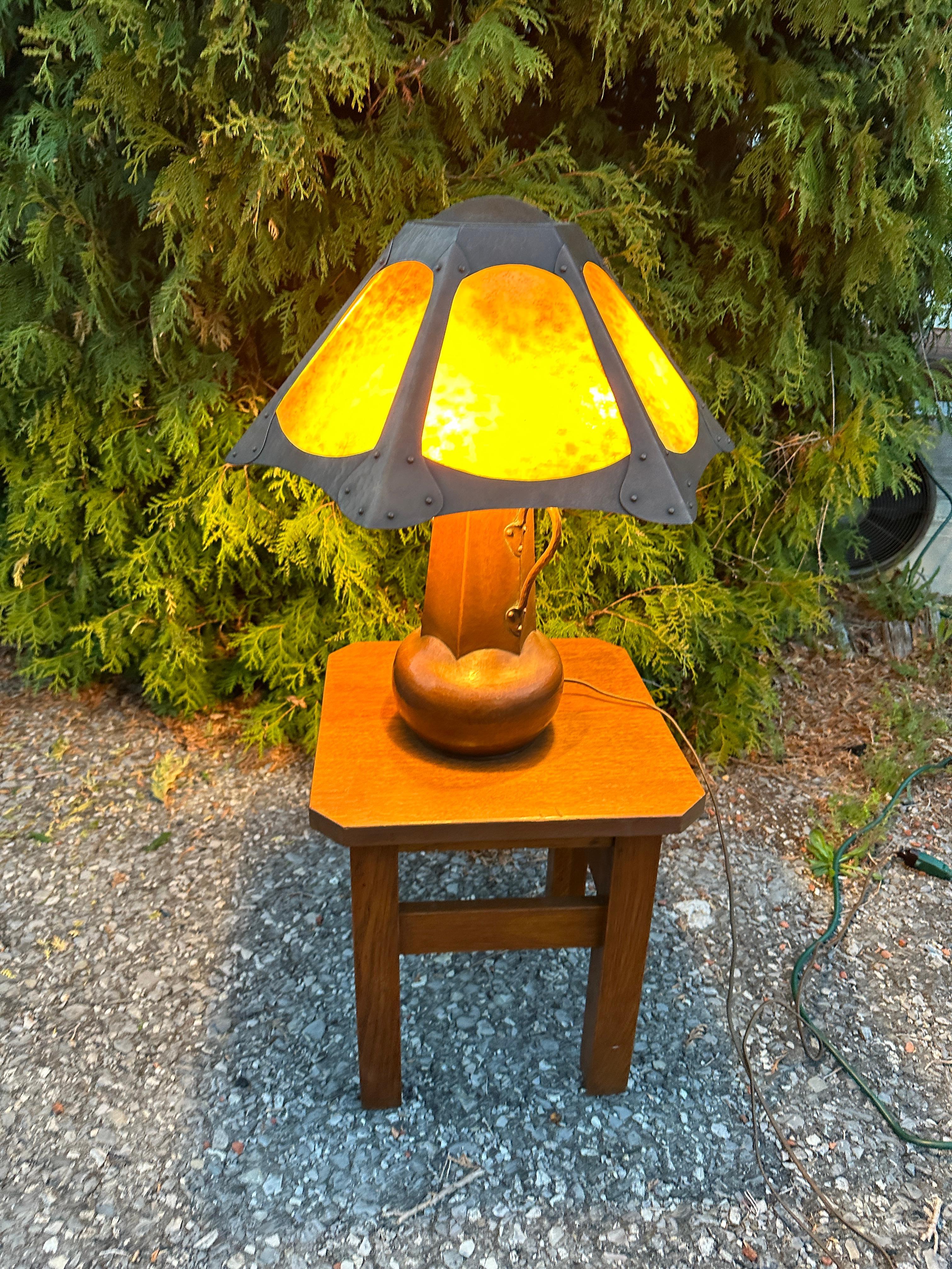 Antique Limbert Lamp w/ PERIOD  Kokomo Catspaw Opalescent Glass, Stickley era In Good Condition For Sale In Shamokin Dam, PA
