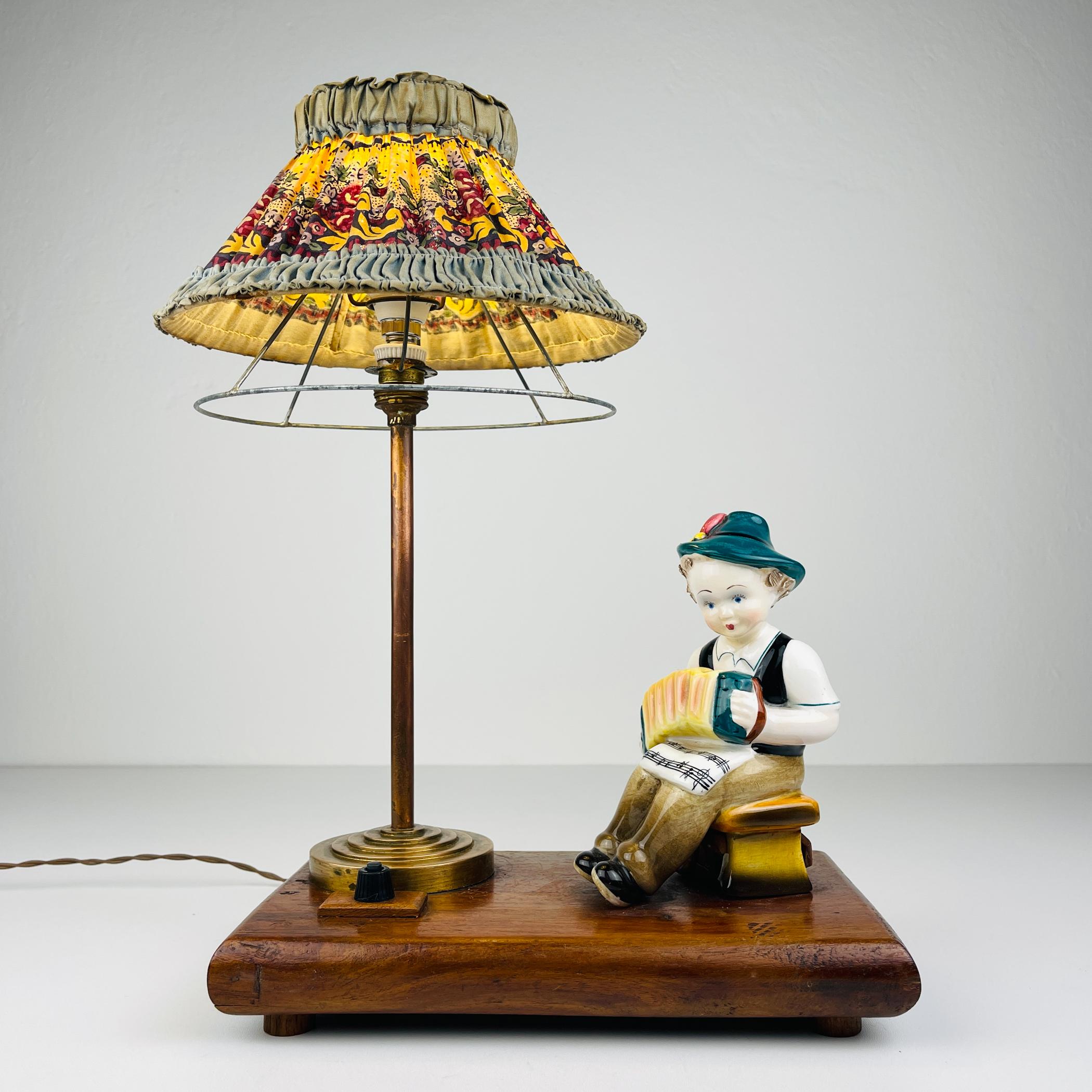 Bellissima lampada da tavolo in ceramica realizzata in Italia negli anni '30.

Il cablaggio è stato sostituito da un elettricista professionista

La lampada è in ottime condizioni vintage.

Dimensioni:
Larghezza: 25 cm
Altezza: 36 cm
Profondità: 15