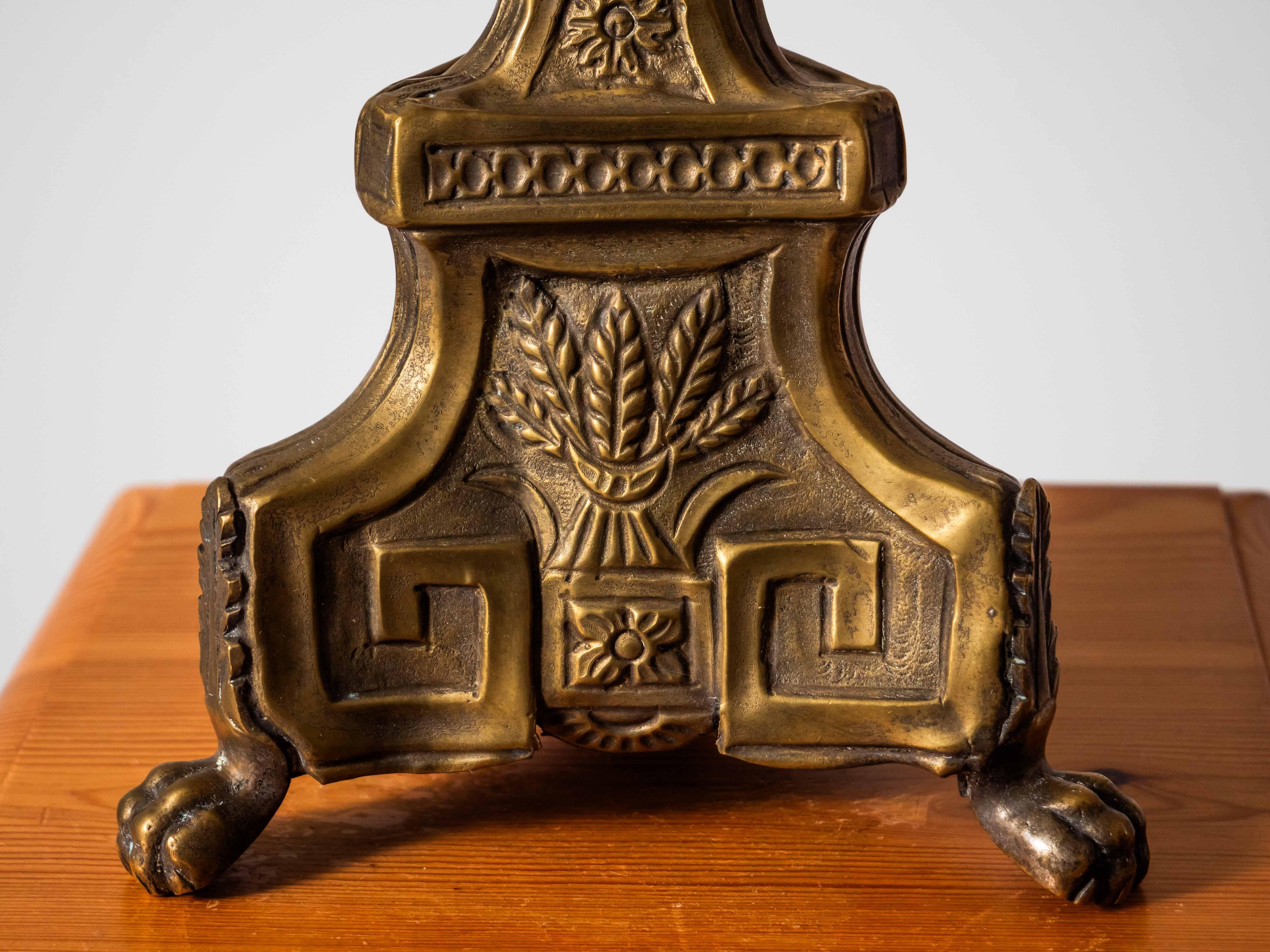 Hand-Crafted Antique table lamp on paws in 45 cm For Sale