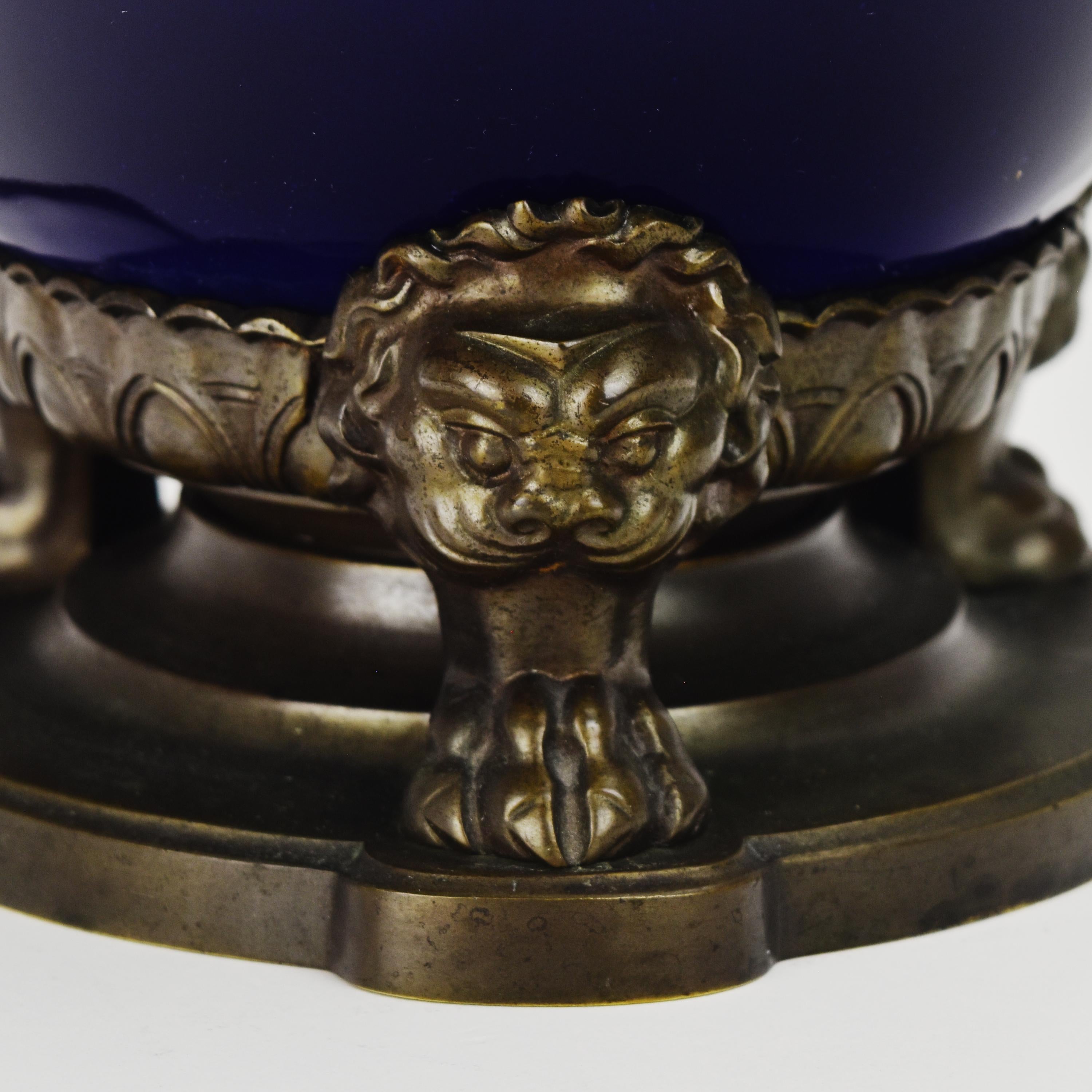 Allemand Lampe de bureau d'antiquités en porcelaine de Rosenthal avec chiens Foo montés sur bronze style chinois en vente