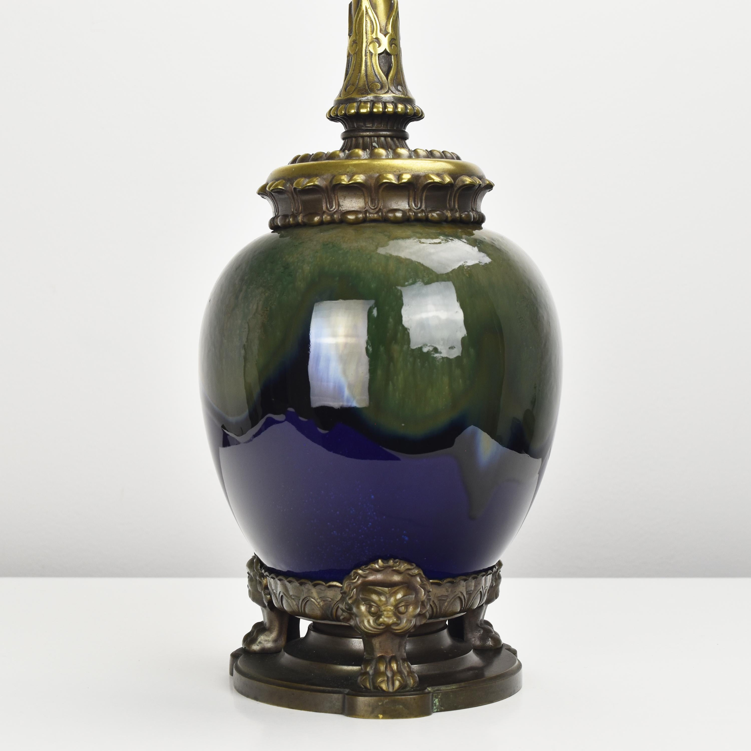 Vernissé Lampe de bureau d'antiquités en porcelaine de Rosenthal avec chiens Foo montés sur bronze style chinois en vente