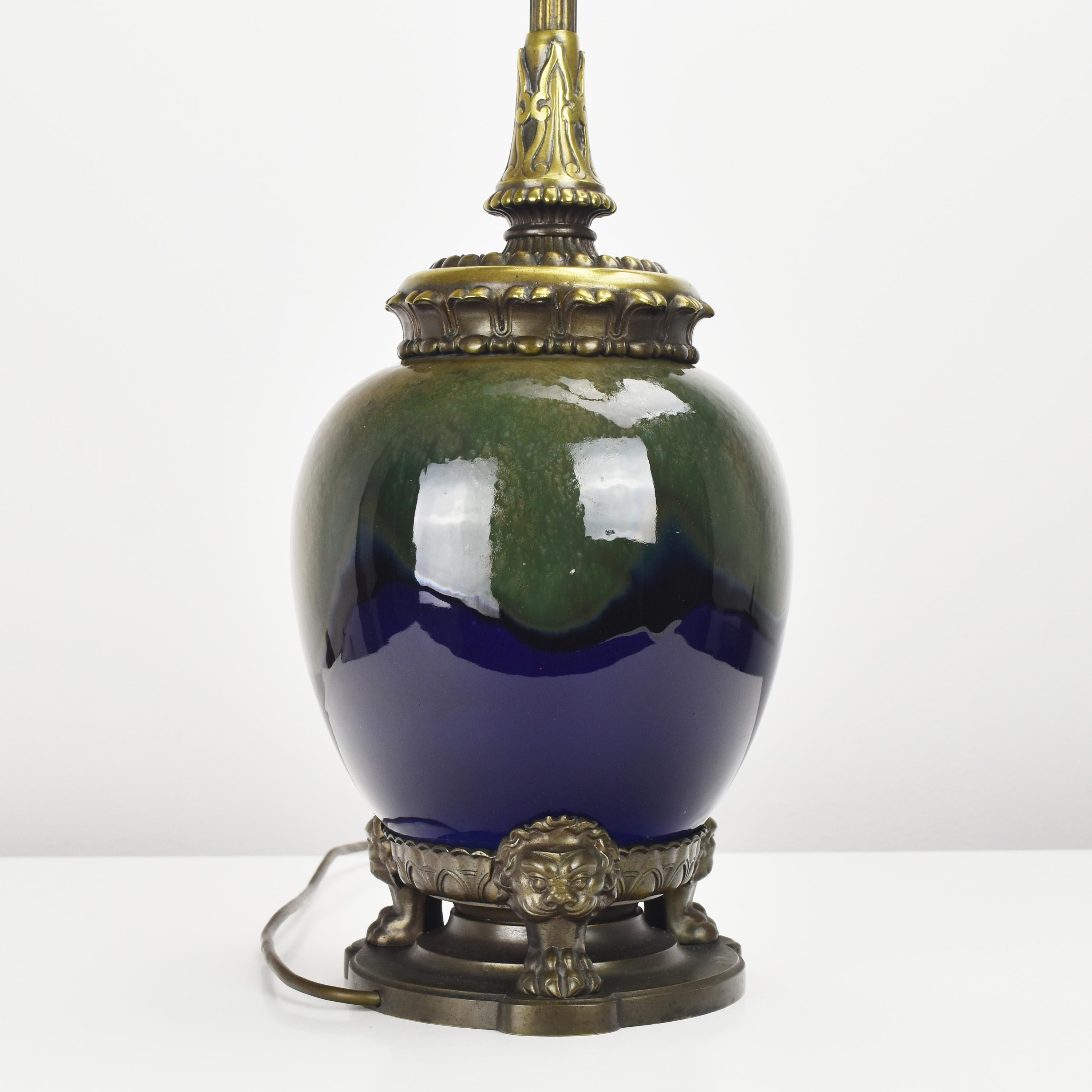Début du 20ème siècle Lampe de bureau d'antiquités en porcelaine de Rosenthal avec chiens Foo montés sur bronze style chinois en vente