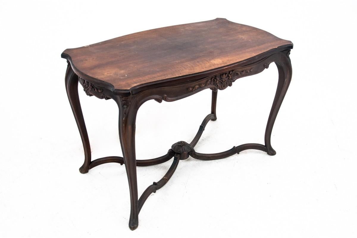 Antique table from the late 19th century.

Furniture currently under renovation.

Dimensions: height 70 cm / width 110 cm / depth 64 cm.