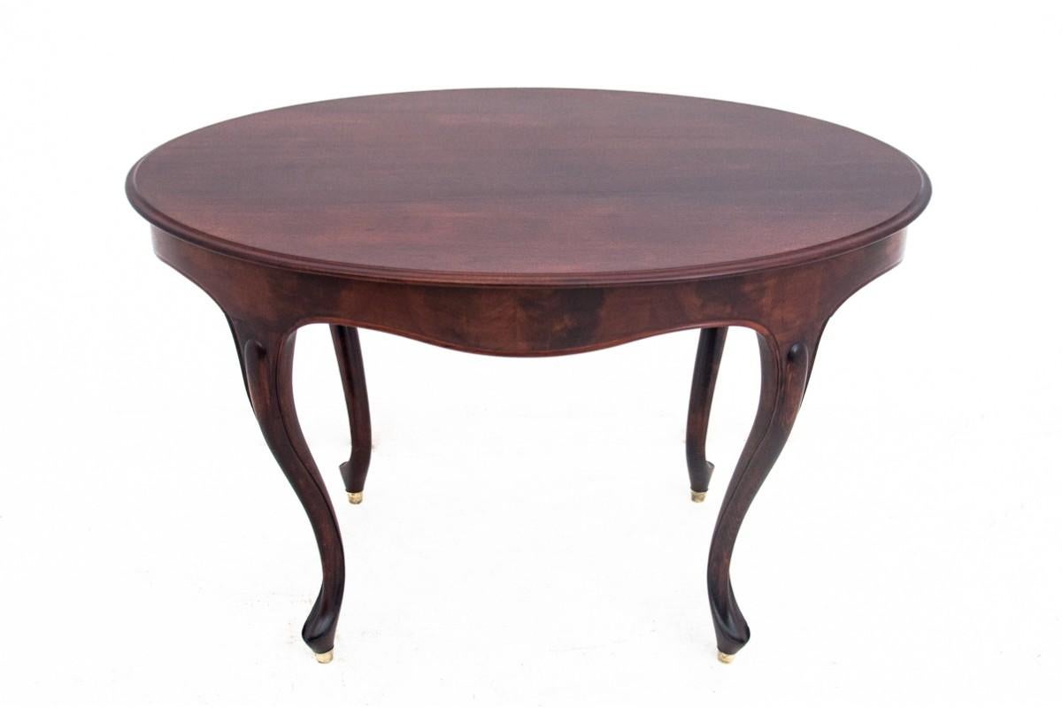 Une table historique de la fin du 19e siècle.

Dimensions : hauteur 75 cm / largeur 118 cm / profondeur. 84 cm