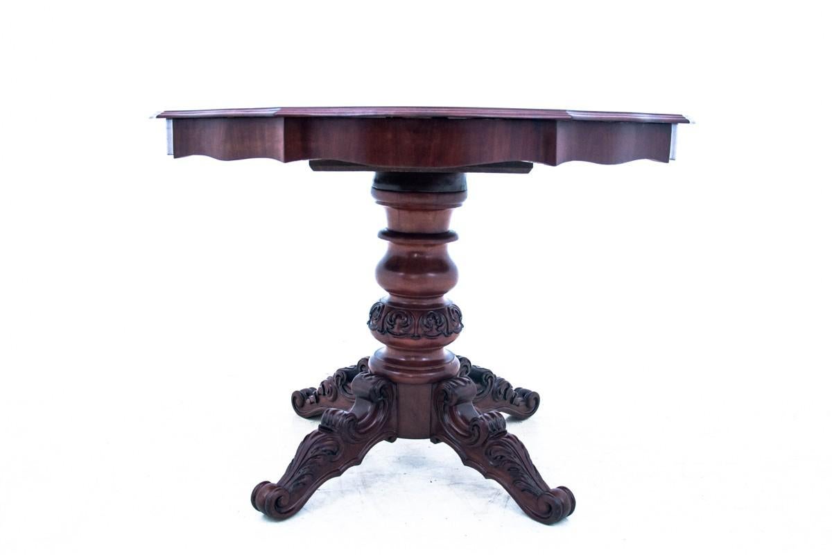 A historic table from the turn of the 19th and 20th centuries. Furniture in very good condition, after professional renovation.

Dimensions: height 77 cm / length 114 cm / depth. 96 cm.