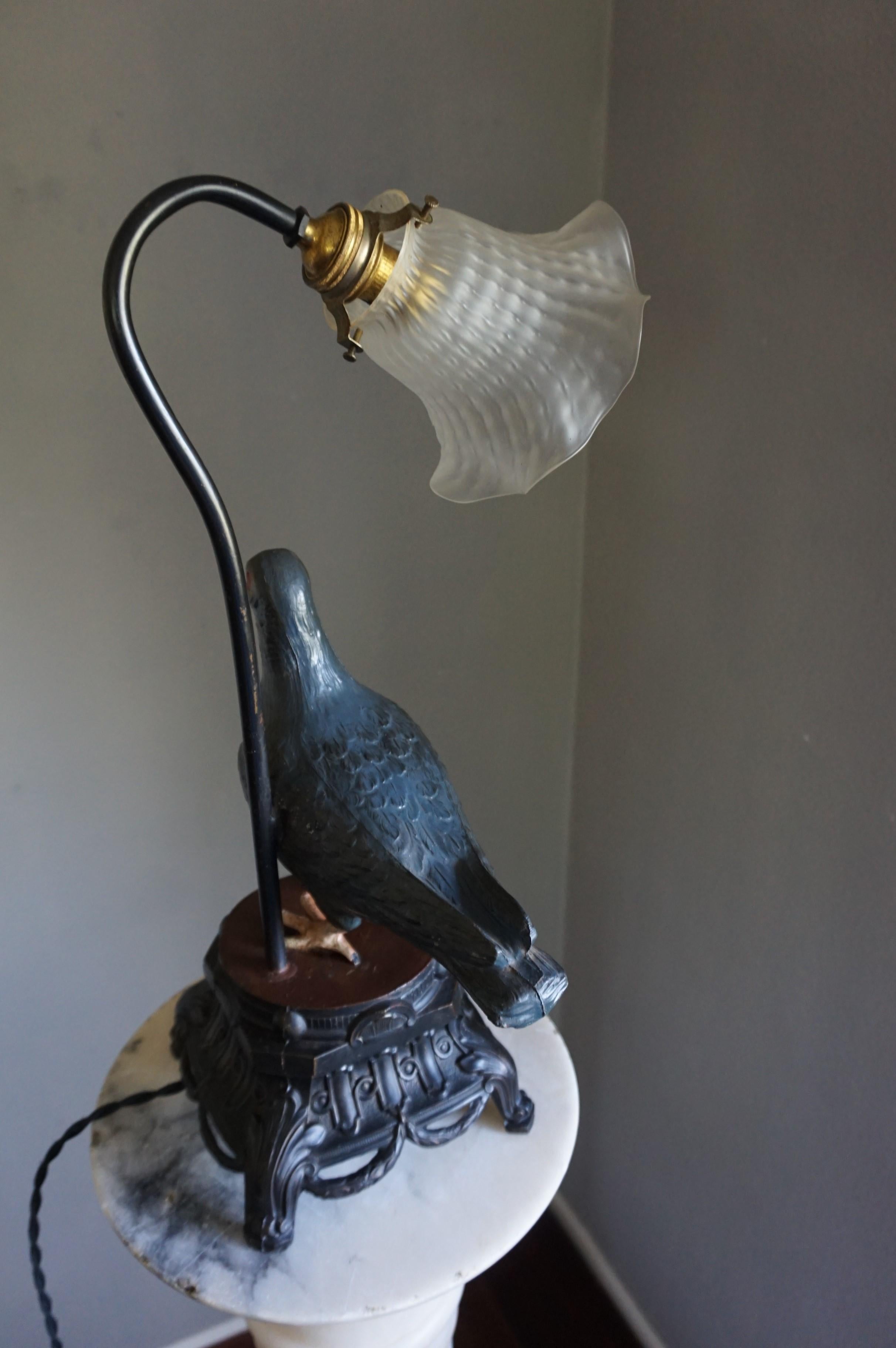 Lampe de table ou de bureau ancienne avec sculpture symbolique de colombe et abat-jour fleuri 2