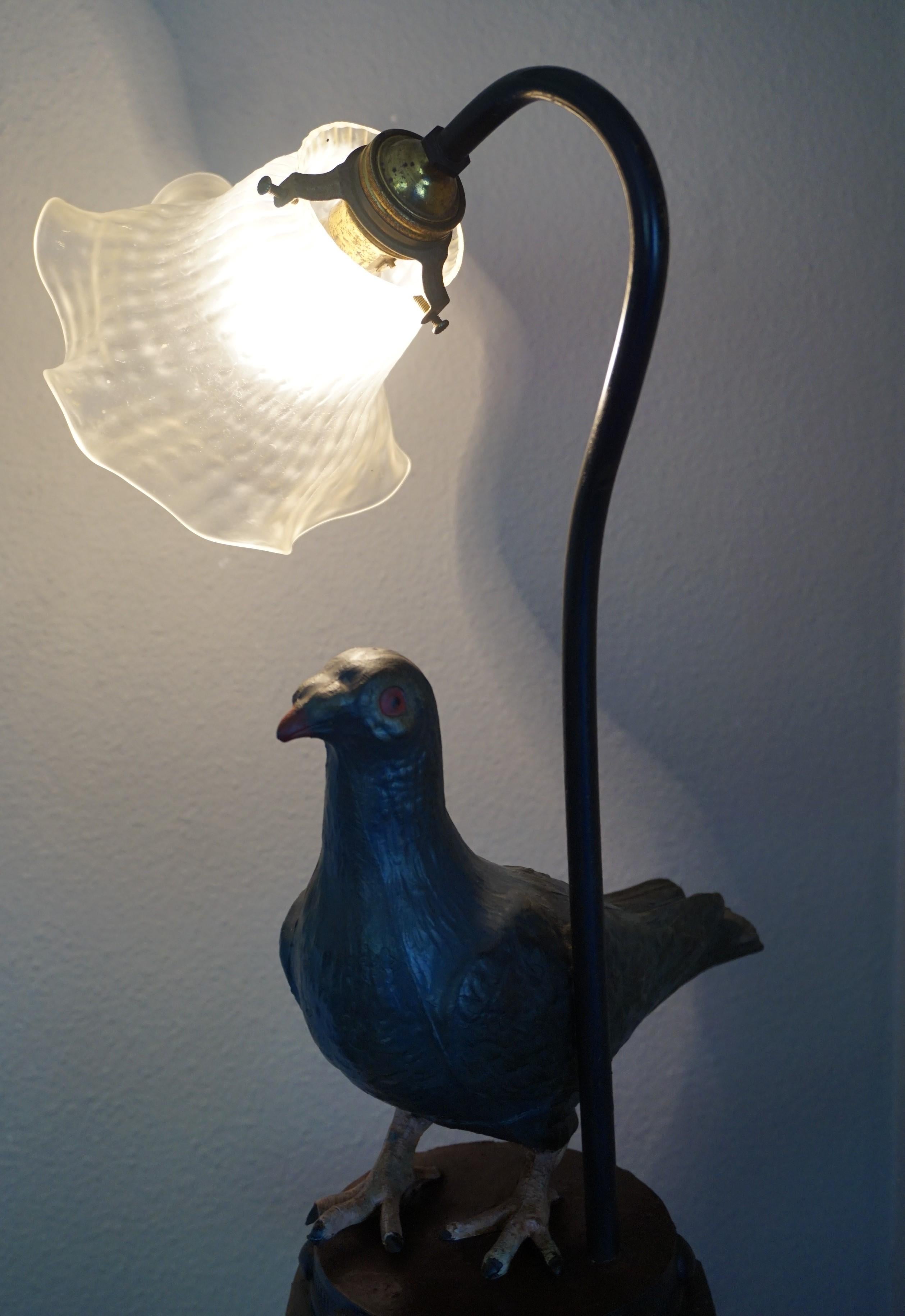 Lampe de table ou de bureau ancienne avec sculpture symbolique de colombe et abat-jour fleuri 3