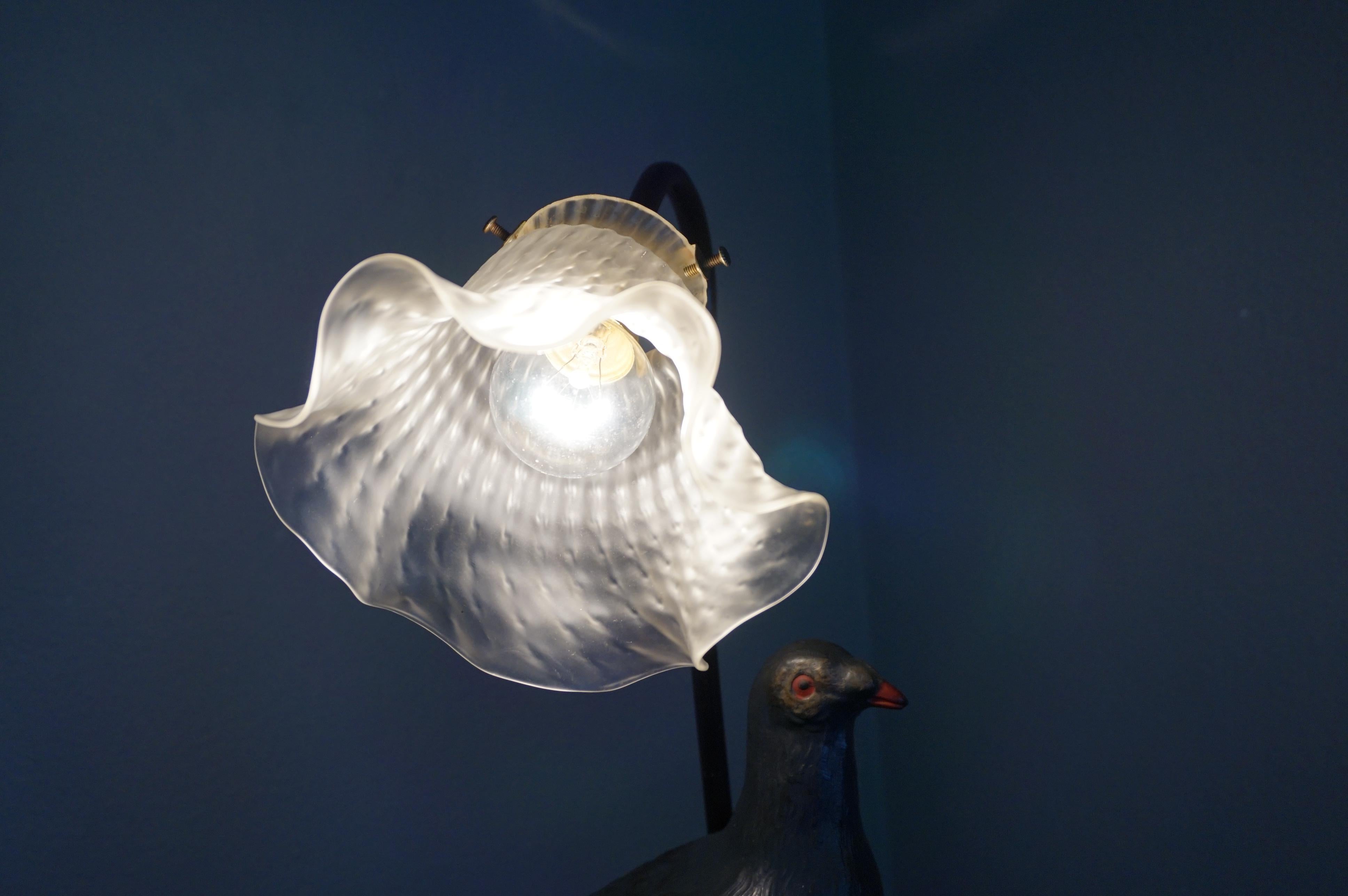 Lampe de table ou de bureau ancienne avec sculpture symbolique de colombe et abat-jour fleuri 7