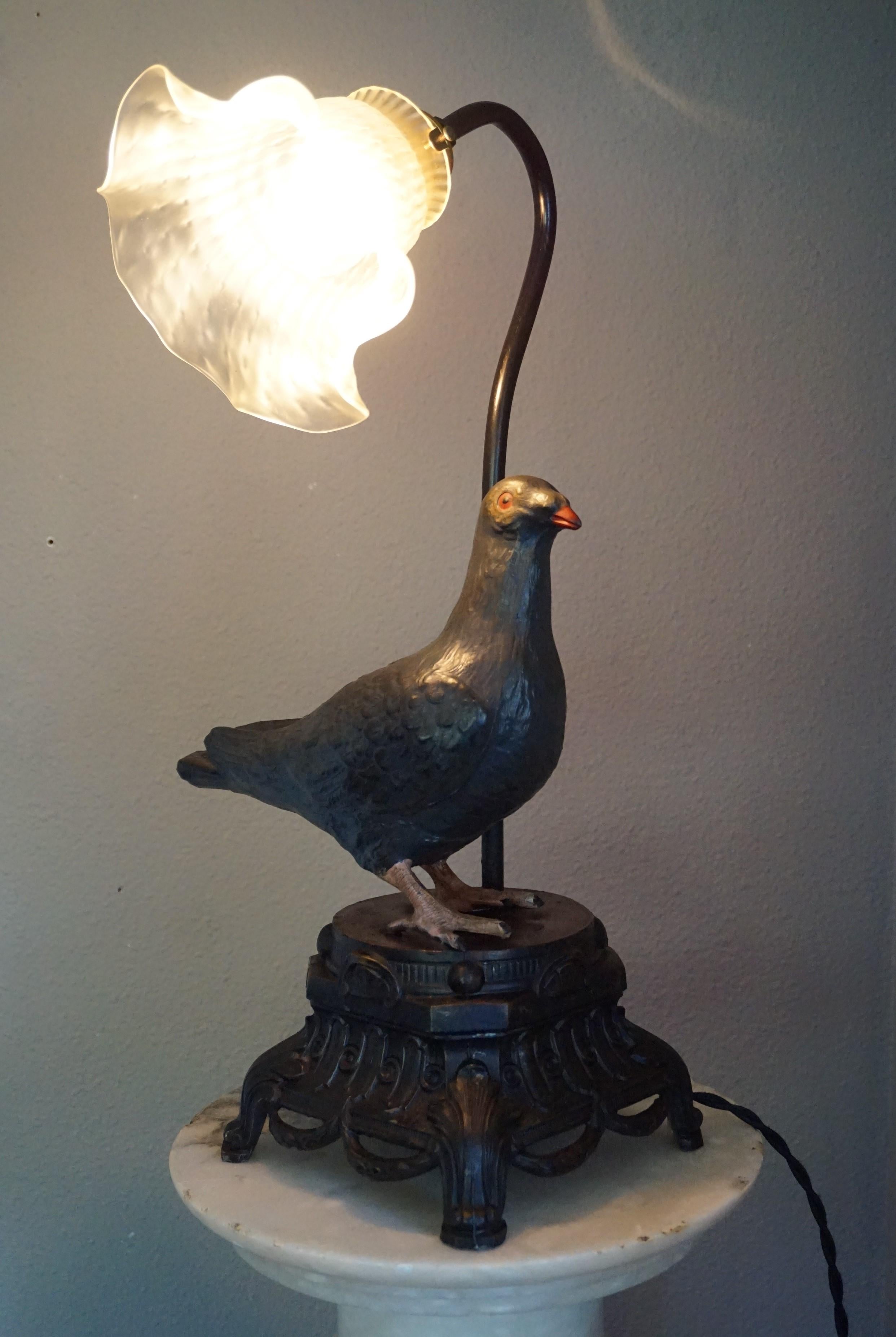 Rare and hand-painted table lamp with a deeper meaning.

In centuries past many home accessories for the 'well to do' were made with difficult and time consuming techniques and very often they had a deeper meaning. Internationally doves are symbols