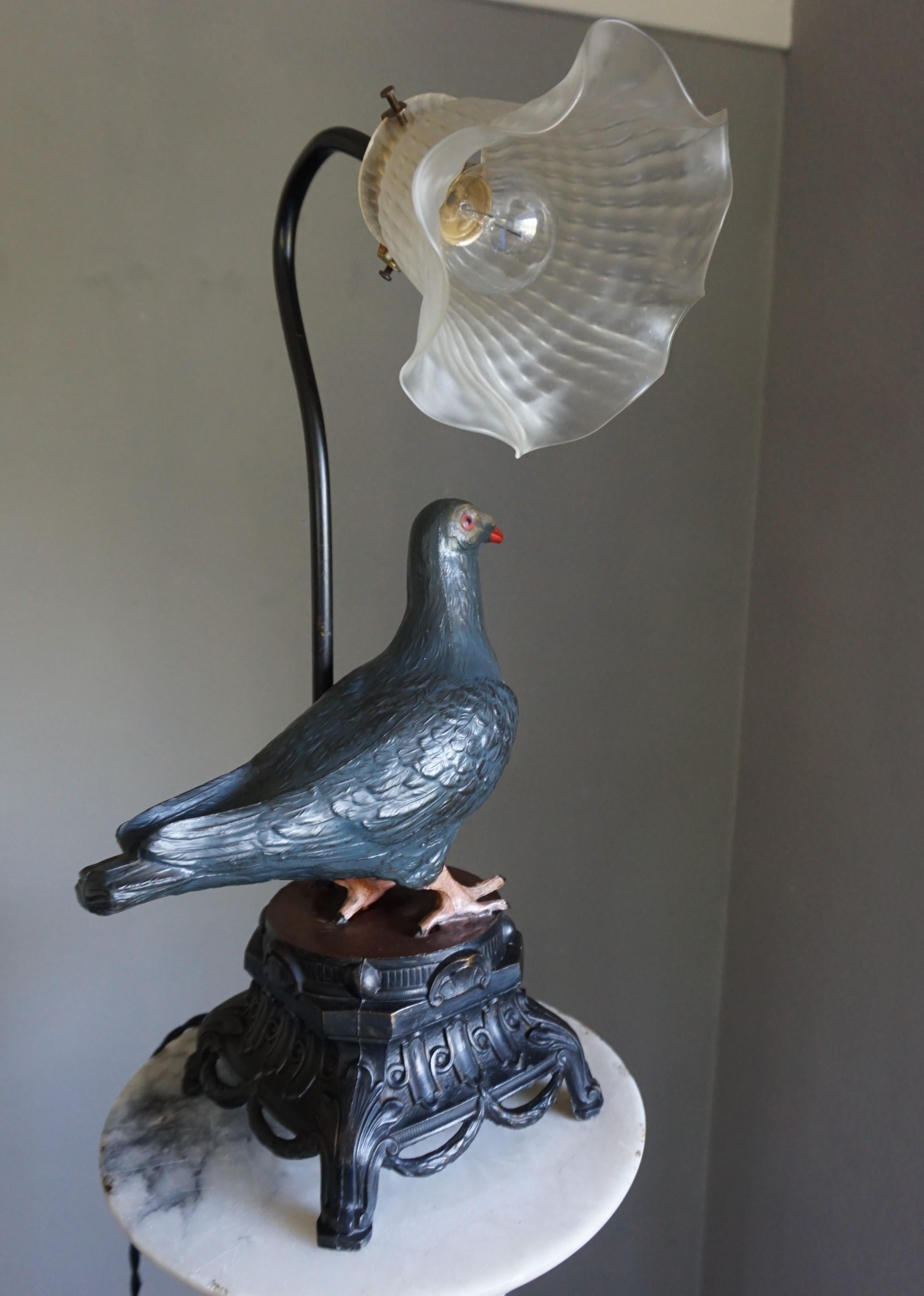 Moulage Lampe de table ou de bureau ancienne avec sculpture symbolique de colombe et abat-jour fleuri