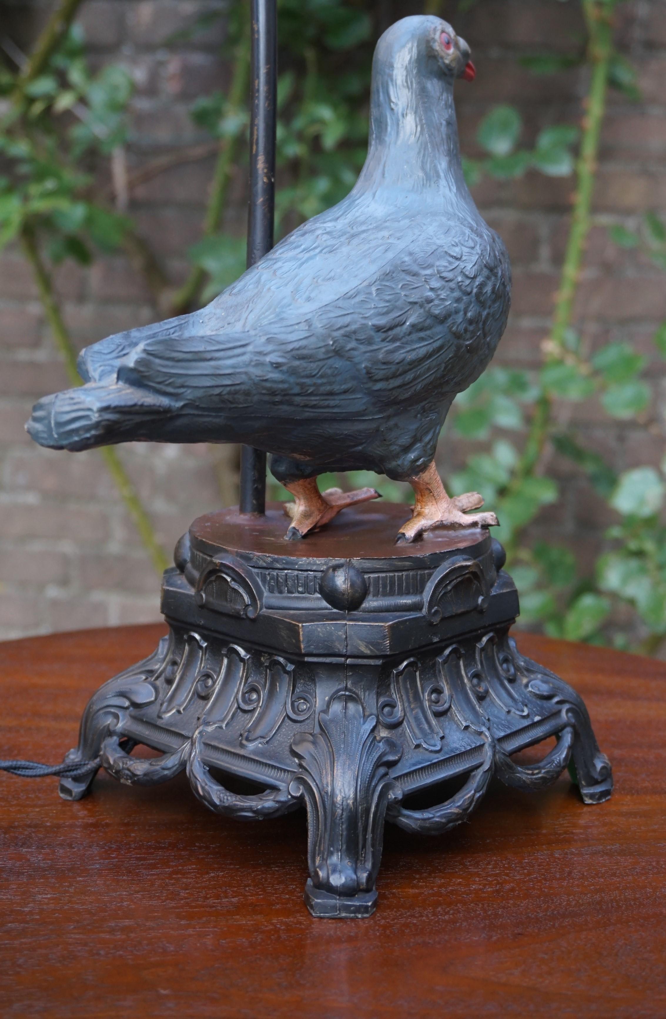Lampe de table ou de bureau ancienne avec sculpture symbolique de colombe et abat-jour fleuri Bon état à Lisse, NL