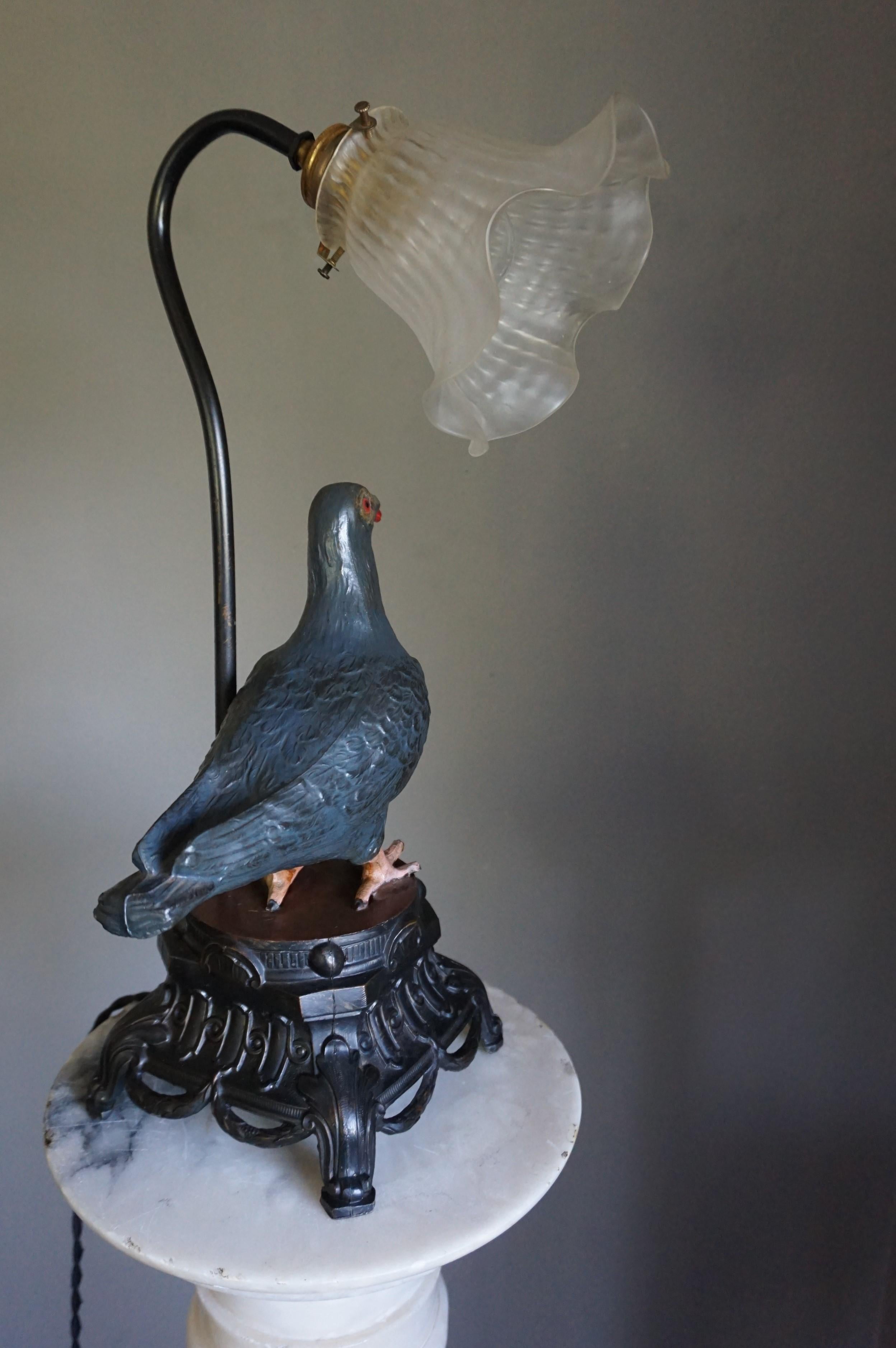 20ième siècle Lampe de table ou de bureau ancienne avec sculpture symbolique de colombe et abat-jour fleuri