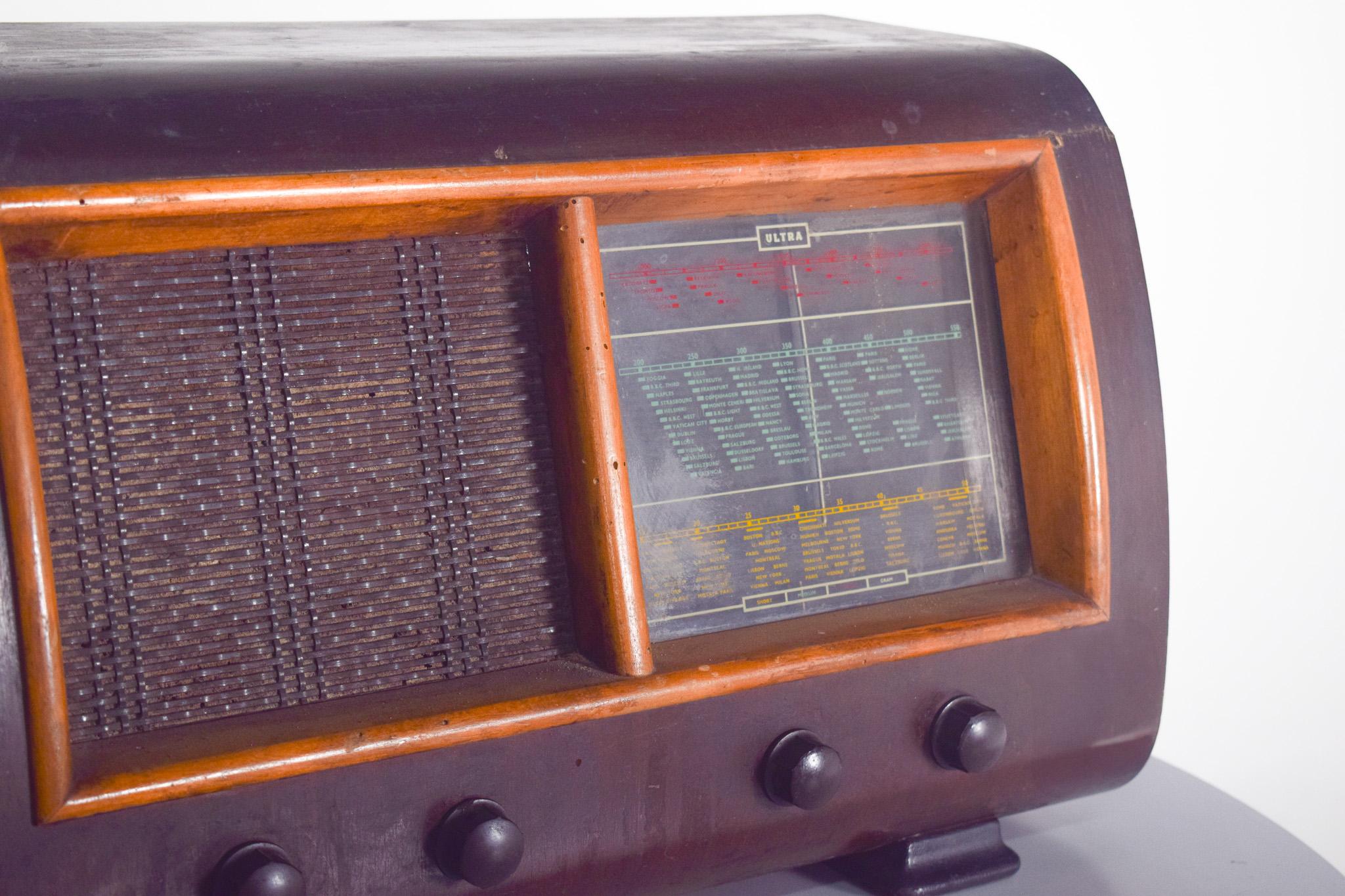 Allemand Radio de table ancienne avec étui en bois en vente
